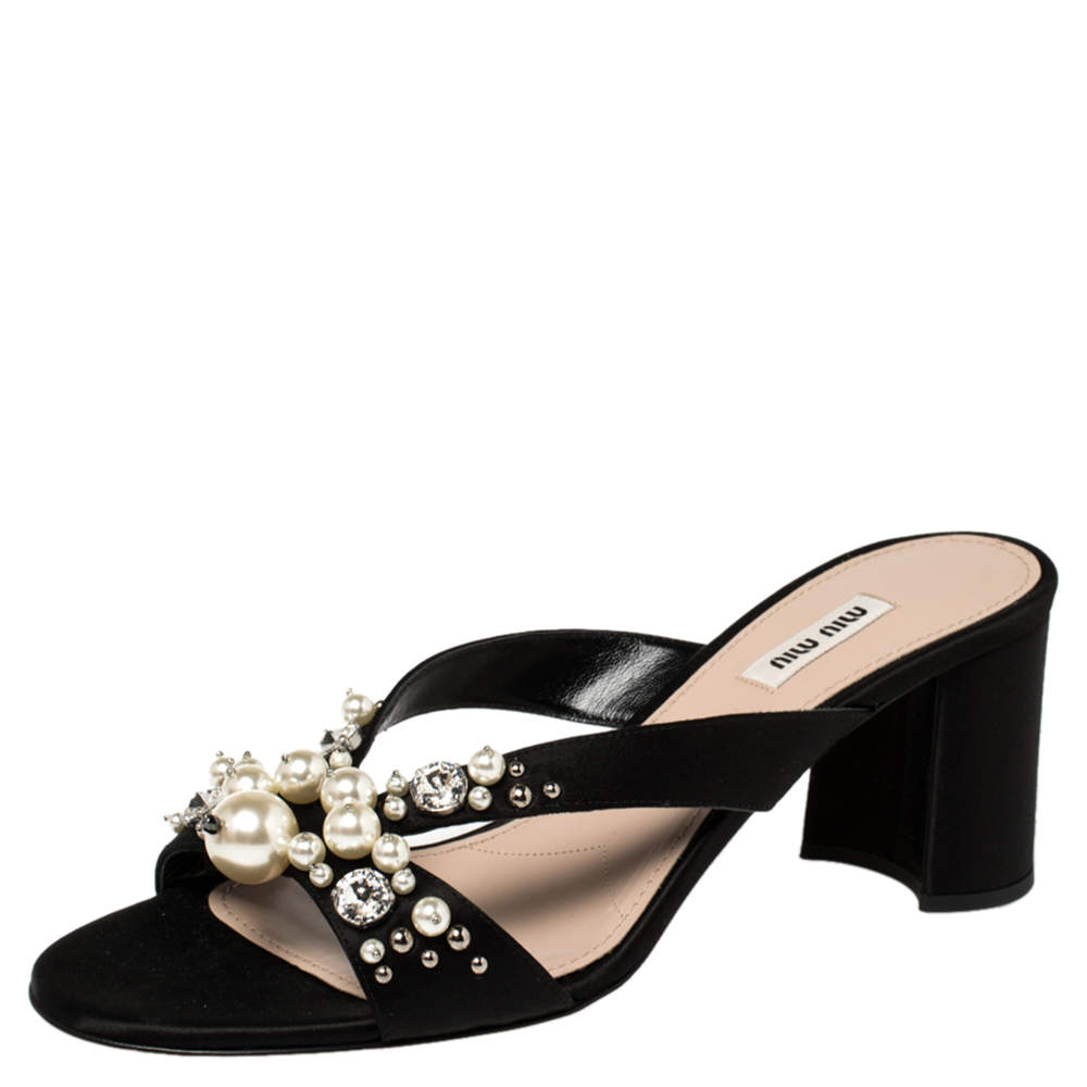 مملوكة مسبقًا Miu Miu Black Crystal And Pearl Embellished Satin Slide Sandals Size 40.5