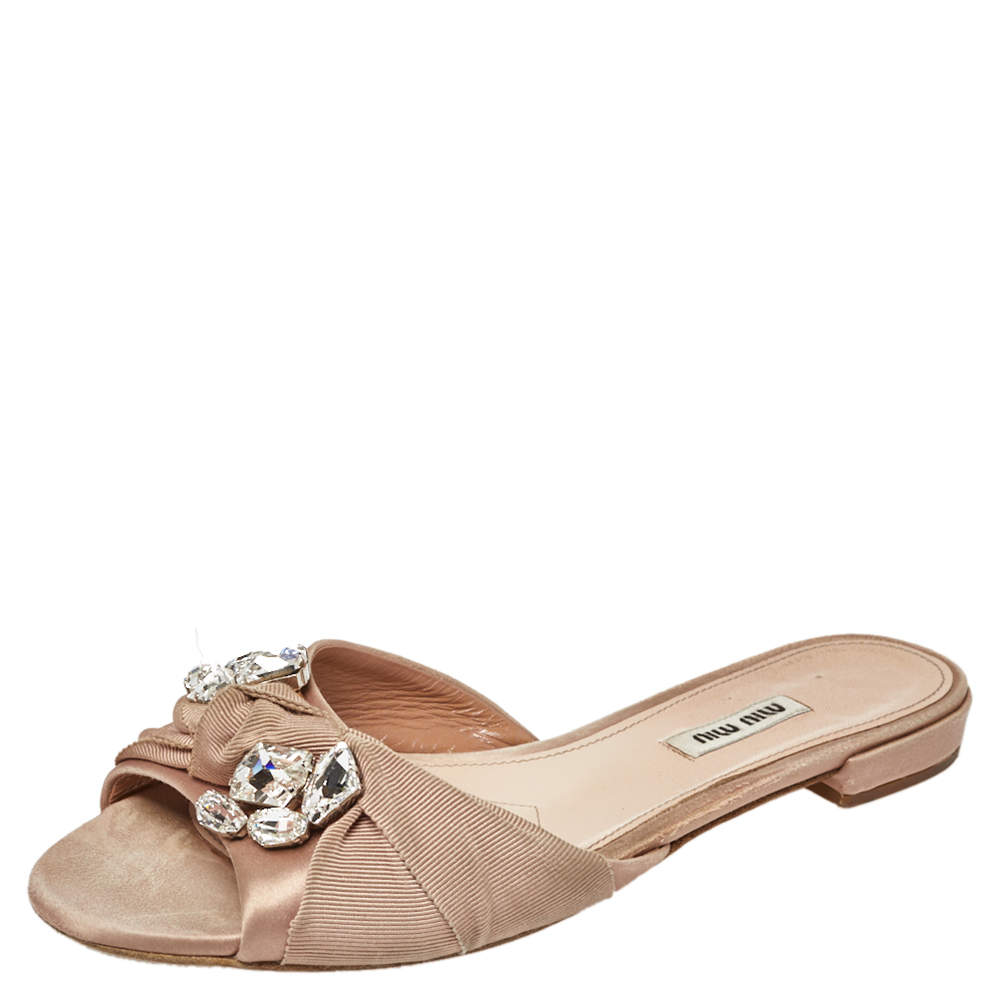 Pre Owned صندل سلايد ميو ميو مقدمة مفتوحة زخرفة كريستال عقدة قماش وساتان بيج مقاس 39