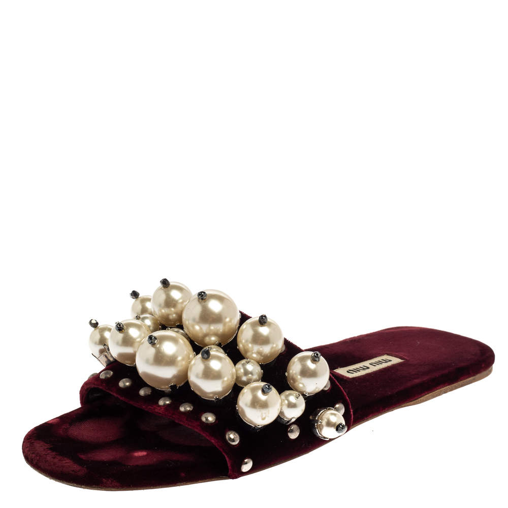 مملوكة مسبقًا Miu Miu Burgundy Velvet Faux Pearl Embellished Flat Slides Size 38