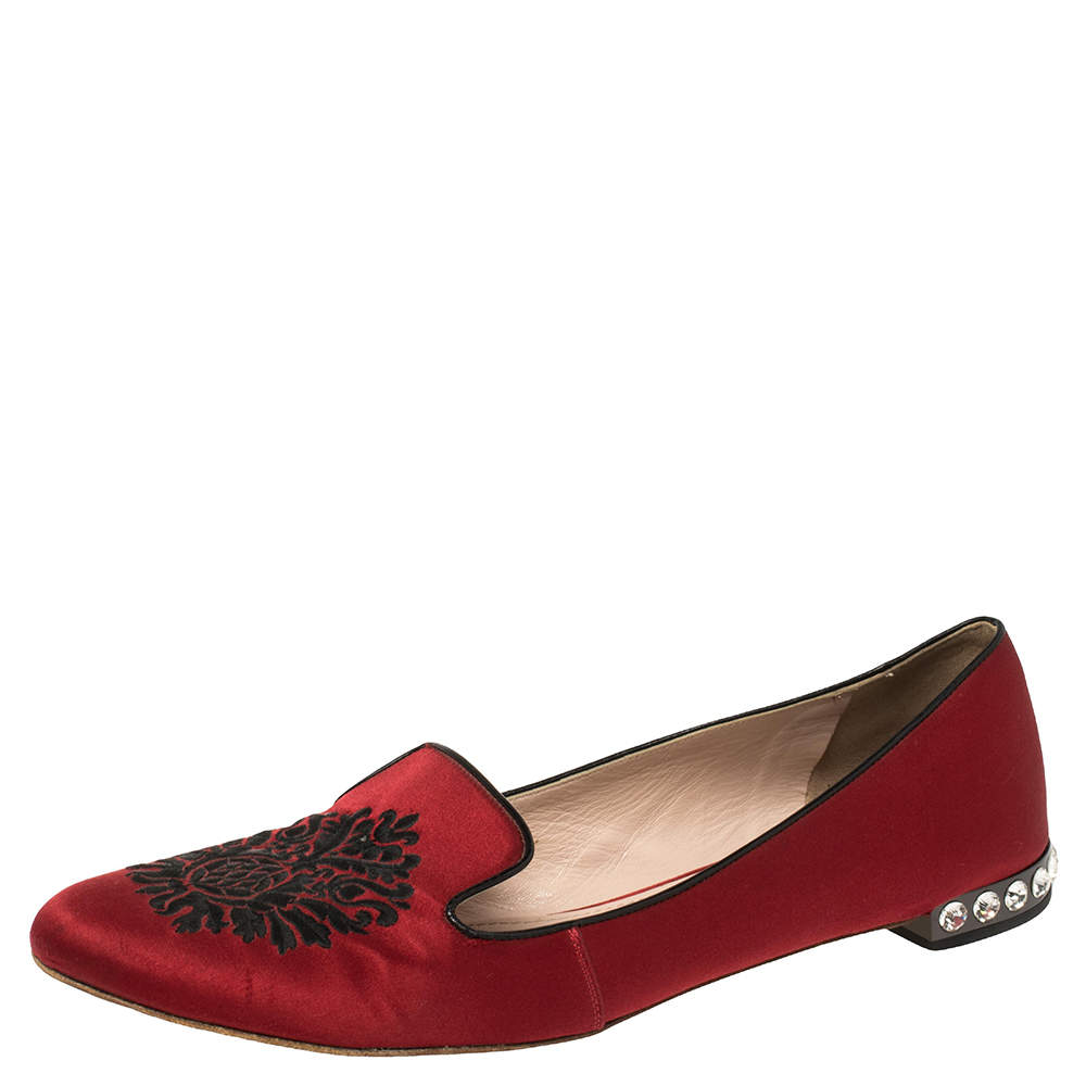 مملوكة مسبقًا Miu Miu Red Satin Embroidered Crystal Studded Smoking Slippers Size 42
