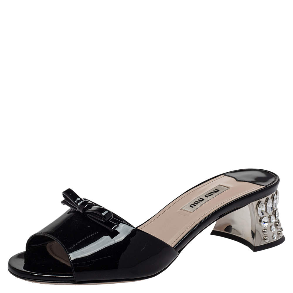 مملوكة مسبقًا Miu Miu Black Patent Leather Bow Crystal Embellished Open Toe Sandals Size 36