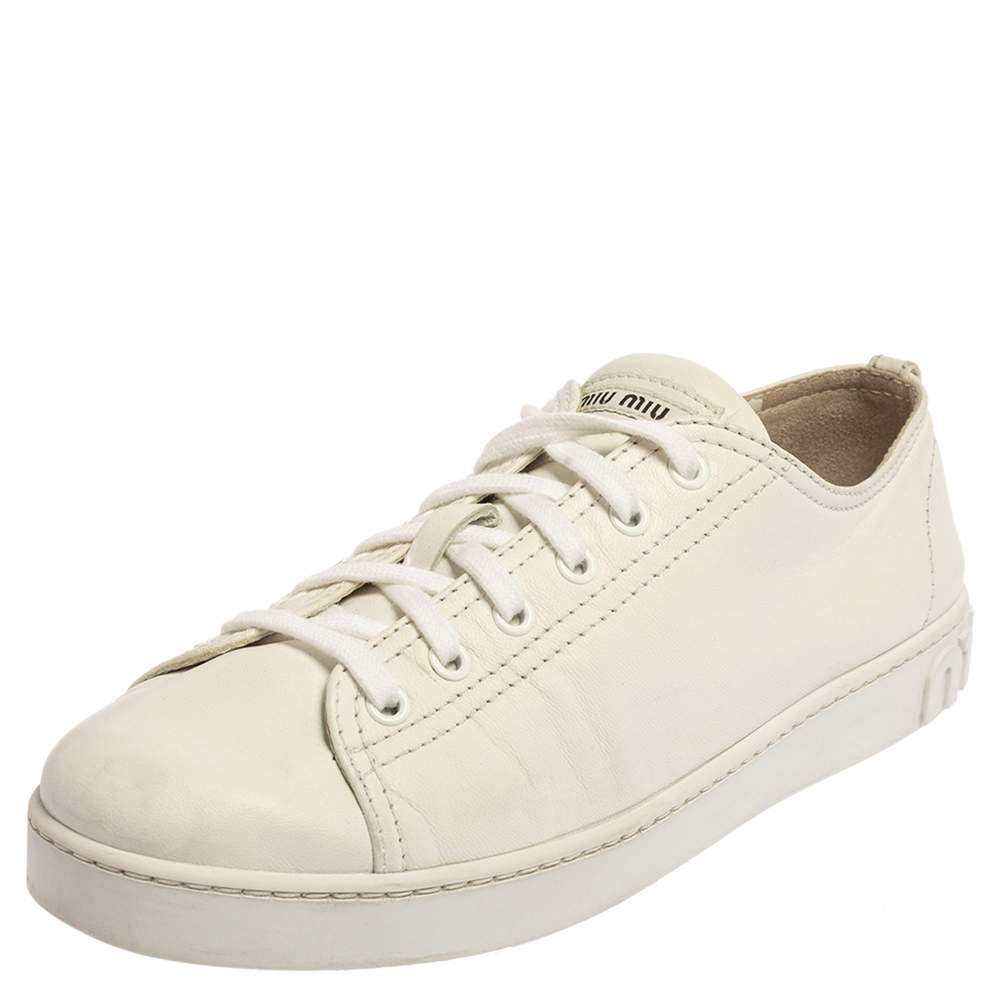 مملوكة مسبقًا Miu Miu White Leather Low Top Sneaker Size 40.5