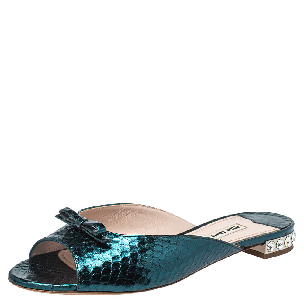 مملوكة مسبقًا صندل سلايد ميو ميو جلد نقشة الثعبان أخضر بفيونكة مزينة كعب مرصع مقاس 38.5