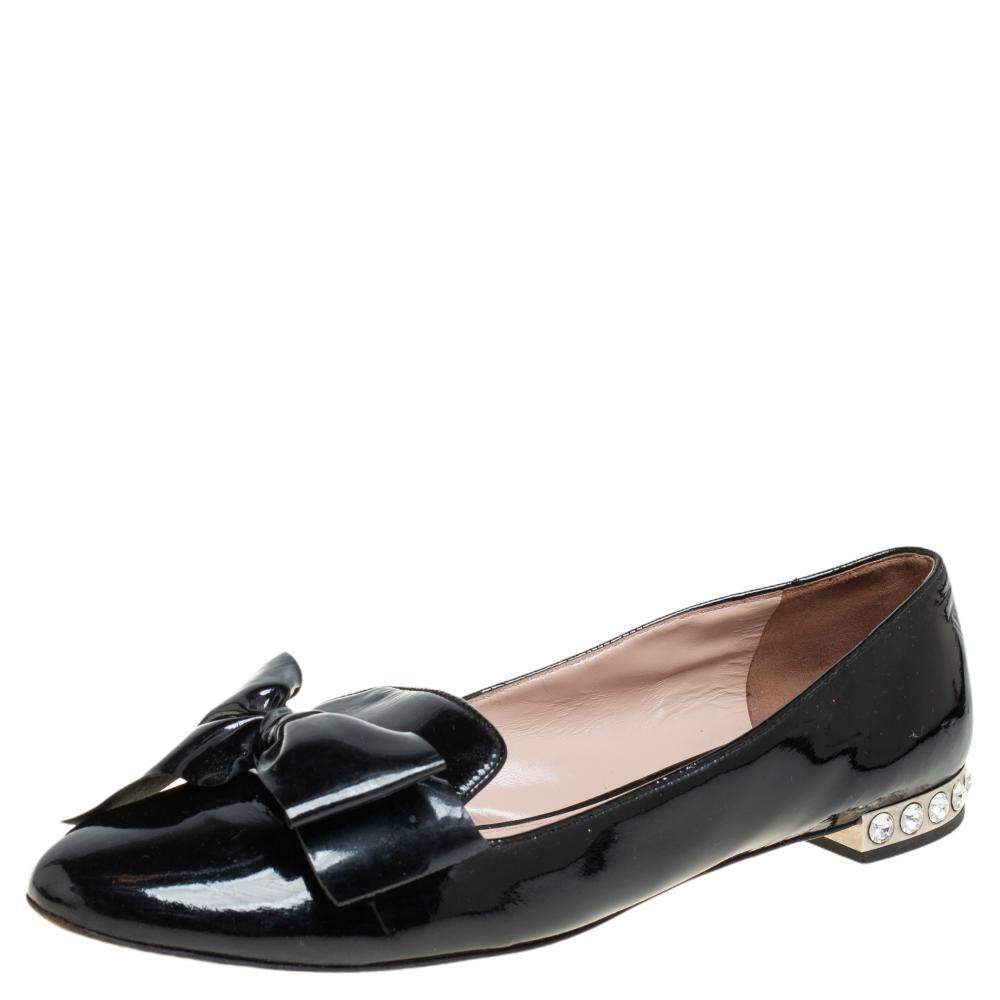 Pre Owned حذاء باليرينا فلات ميو ميو جلد لامع أسود فيونكة زخرفة كريستال مقاس 40.5