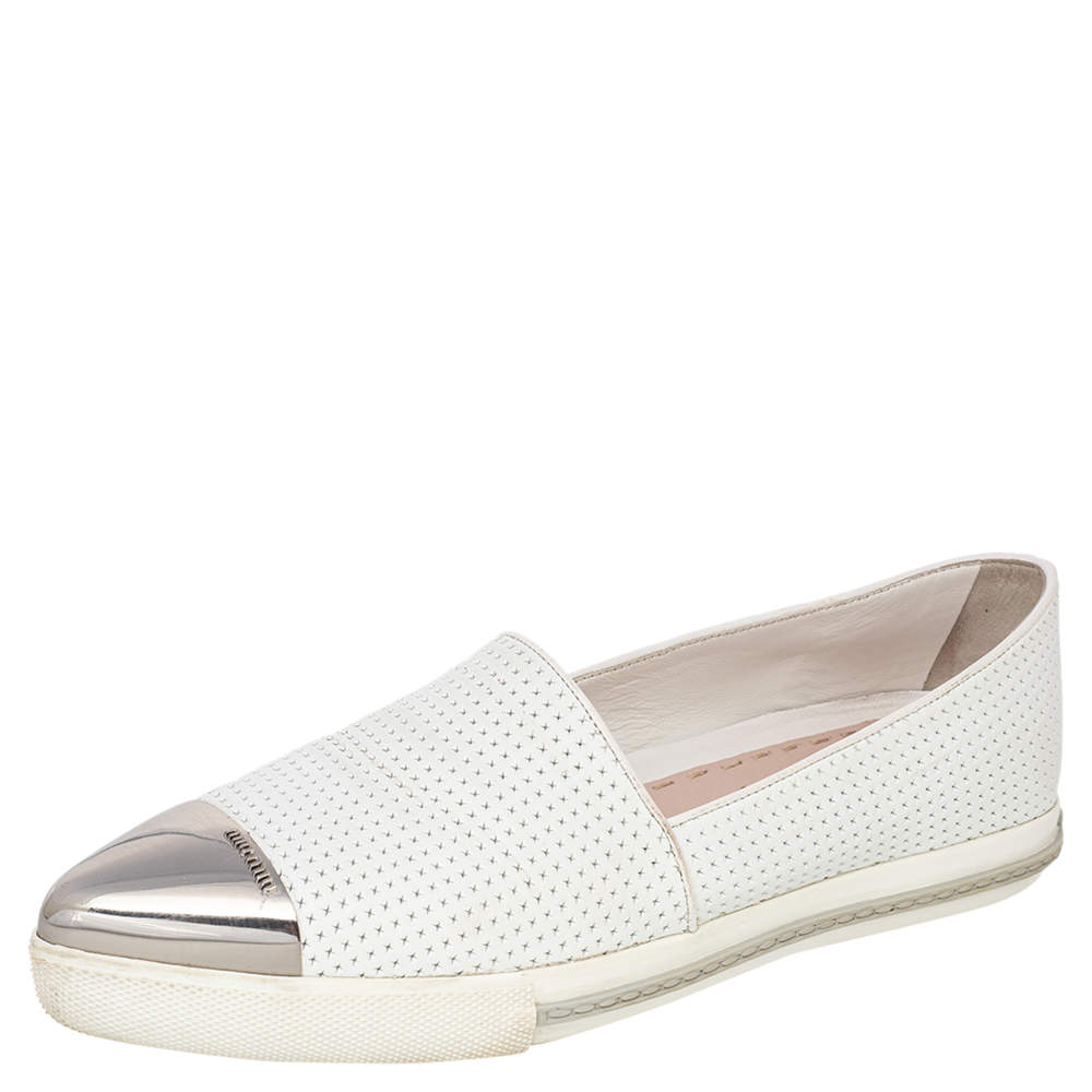 مملوكة مسبقًا حذاء رياضي ميو ميو سليب أون غطاء مقدمة معدن جلد مثقب أبيض مقاس 39.5 