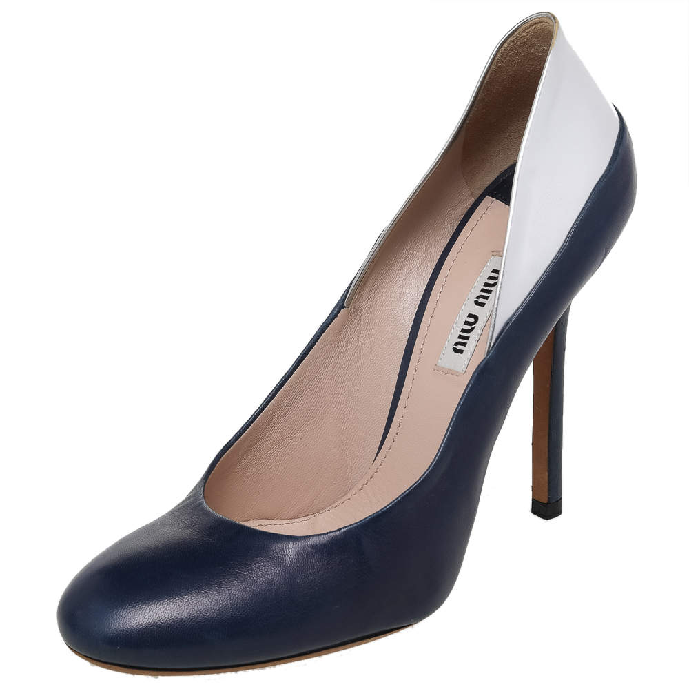 Pre Owned حذاء كعب عالي ميو ميو جلد وجلد لامع فضي/أزرق مقدمة مستديرة مقاس 38.5