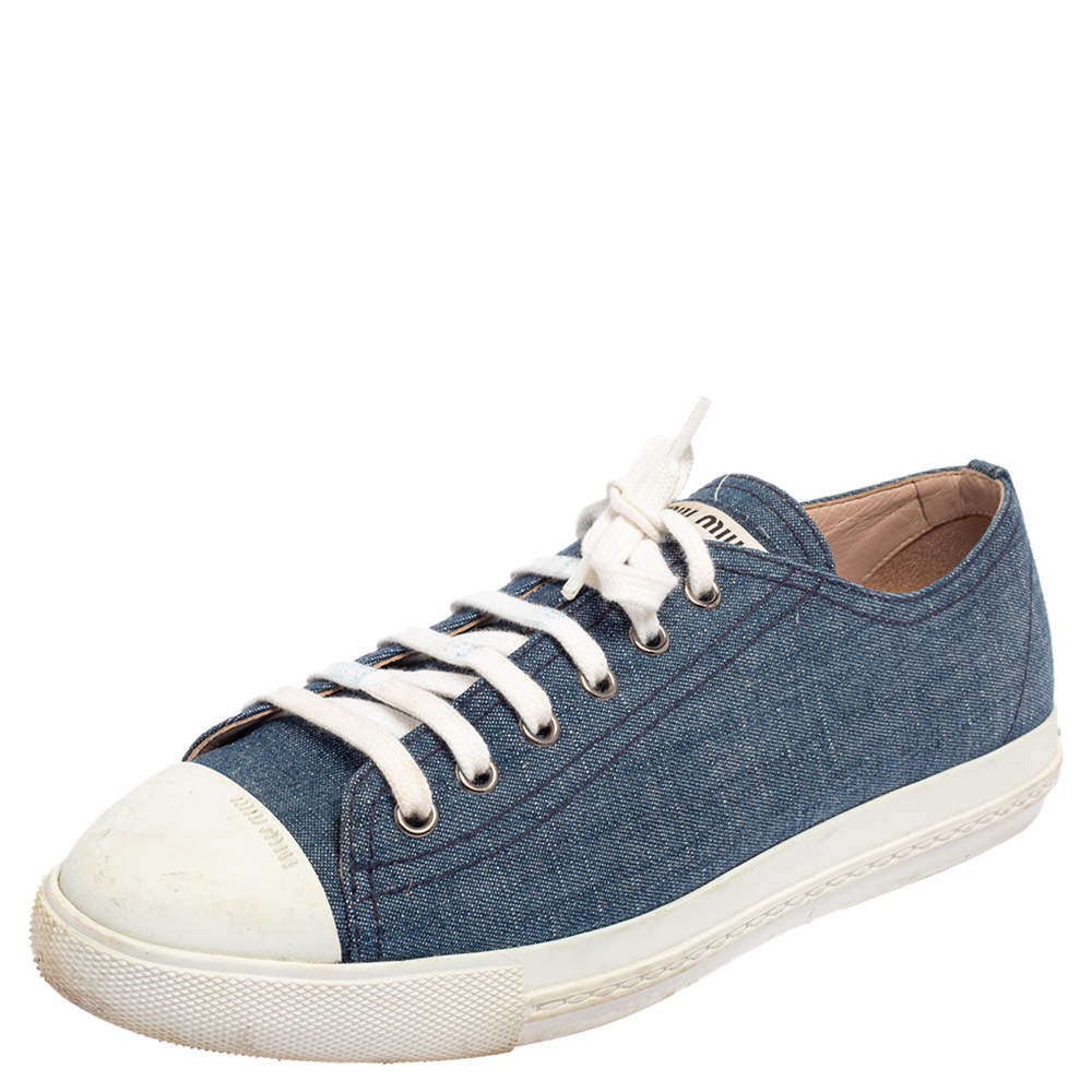 Pre Owned حذاء رياض ي ميو ميو دينم أزرق / أبيض برباط وعنق منخفض مقاس 39