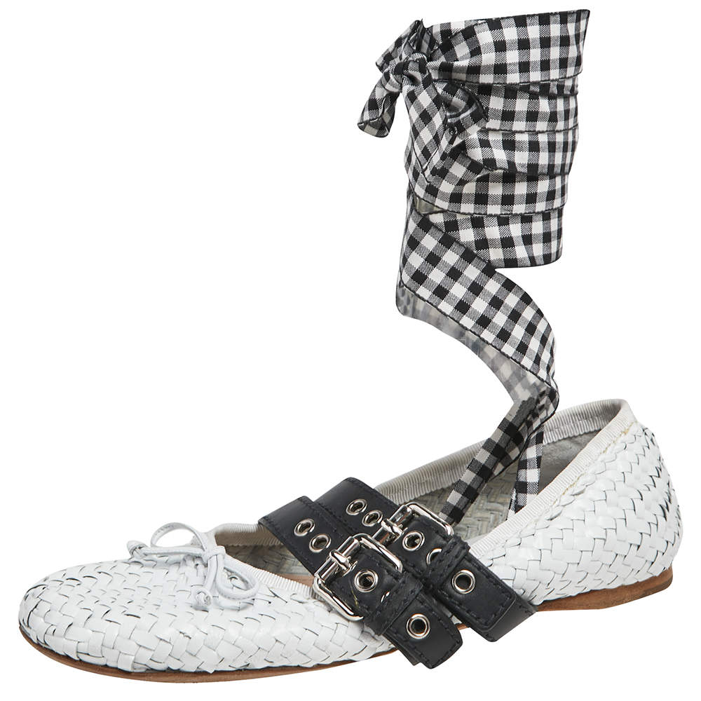 مملوكة مسبقًا حذاء باليرينا فلات ميو ميو إبزيم شريط ريبون جلد أبيض مقاس 39.5