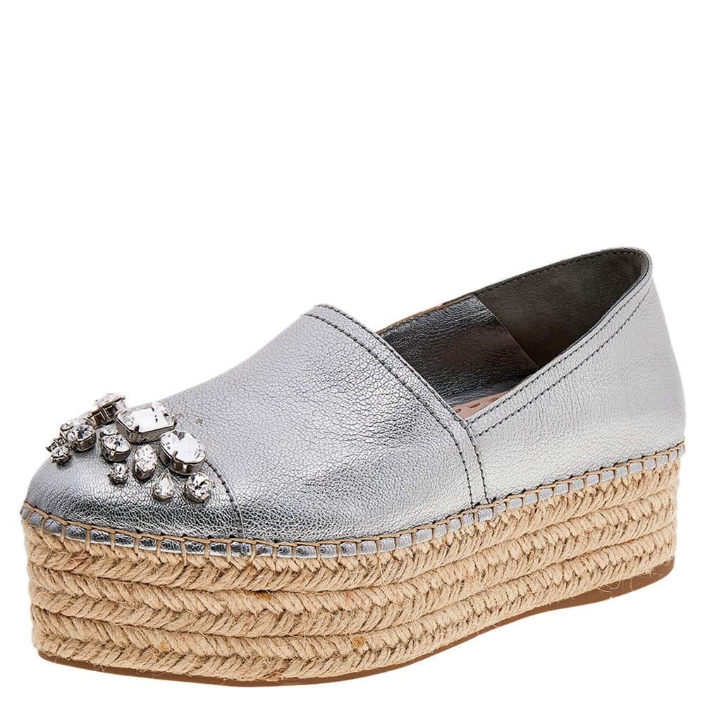 مملوكة مسبقًا Miu Miu Metallic Silver Leather Crystal Embellished Espadrille Platform Flats Size 38