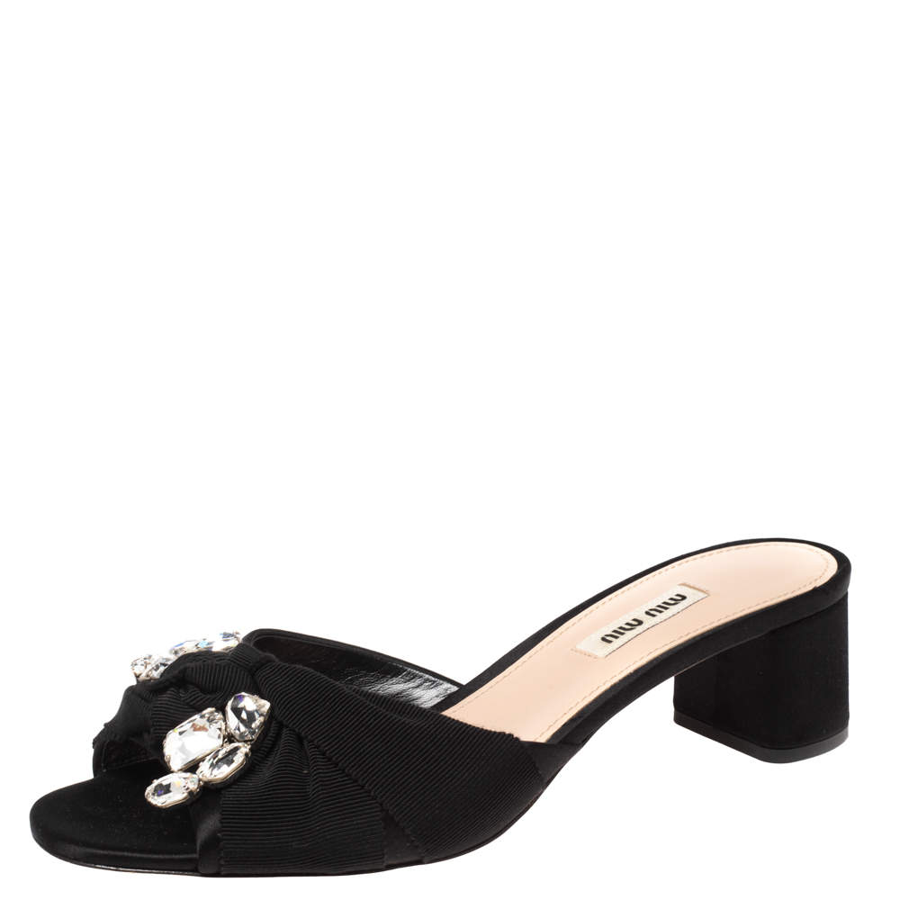 Pre Owned صندل سلايد ميو ميو غروسغرين وساتان أسود مزخرف كريستال مقاس 38.5