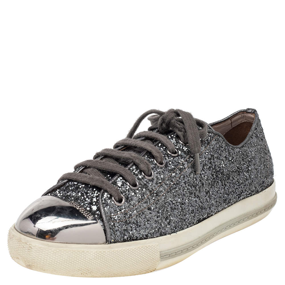 Pre Owned حذاء رياضي ميو ميو غليتر رصاصي ميتاليك ومقدمة معدن مستديرة بعنق منخفض مقاس 39