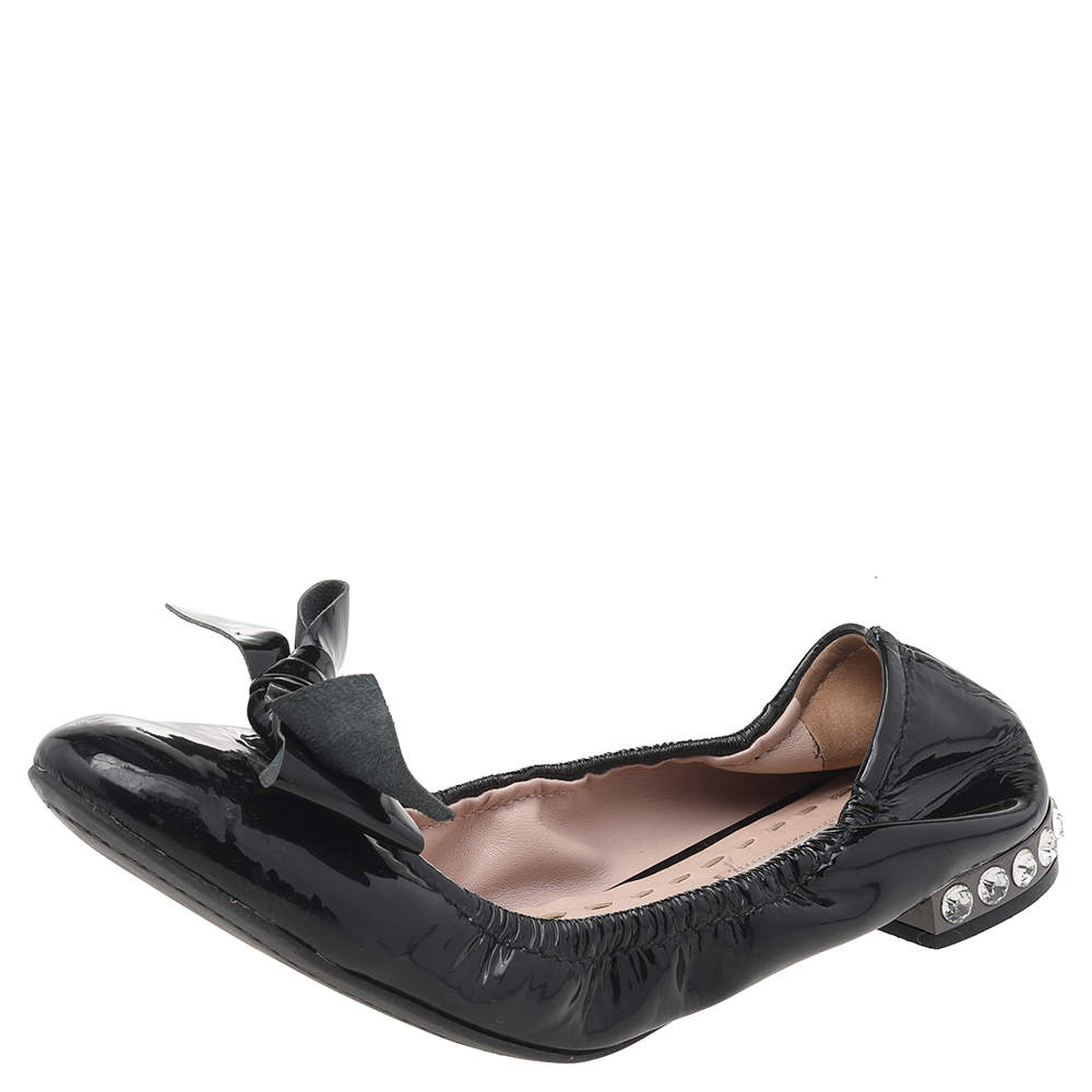 مملوكة مسبقًا حذاء باليرينا فلات ميو ميو جلد لامع أسود مزين فيونكة كعب مزخرف كريستال مجعد مقاس 39