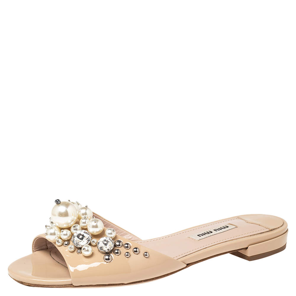 Pre Owned صندل سلايد فلات ميو ميو بيج لامع لؤلؤ مزخرف مقاس 35.5