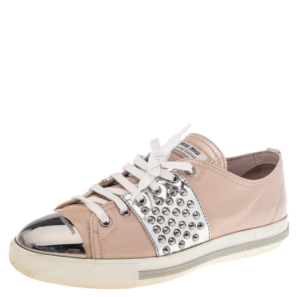 Pre Owned حذاء رياضي ميو ميو جلد لامع بيج/ فضي غطاء مقدمة مرصع سليب أون مقاس 39