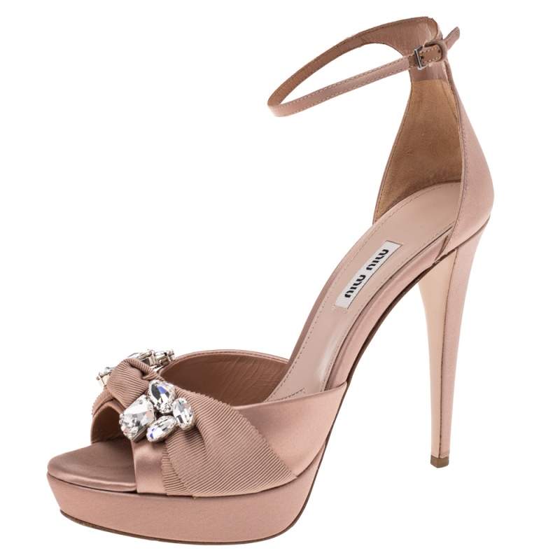 Pre Owned صندل ميو ميو سير كاحل نعل سميك مزخرف كريستال ساتان بيج مقاس 39.5