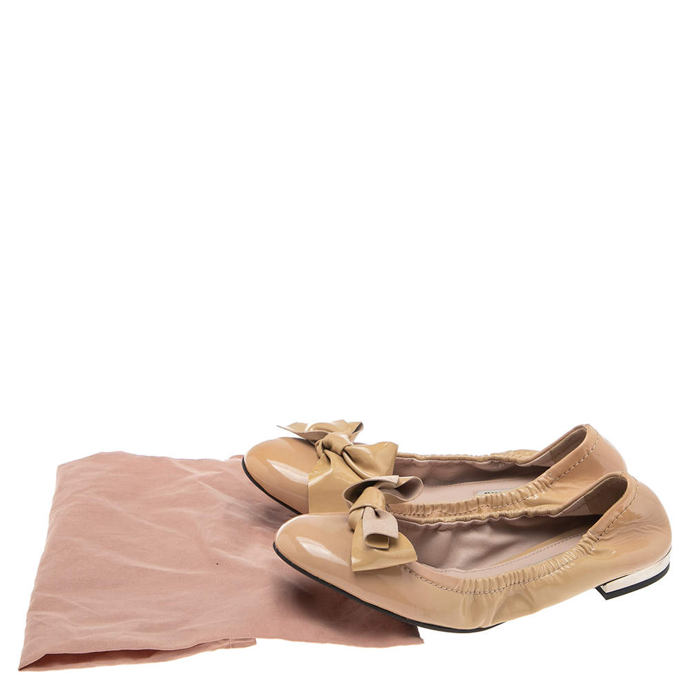 Miu Miu Beige Patent Leather Bow Scrunch Ballet Flats Size 36.5 Miu Miu