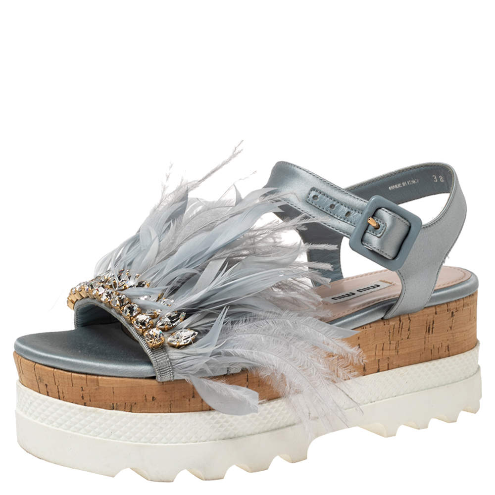 مملوكة مسبقًا صندل ميو ميو ريش وساتان أزرق مزخرف كريستال نعل سميك مقاس 38