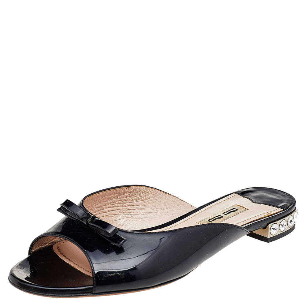 مملوكة مسبقًا Miu Miu Black Patent Leather Bow Embellished Flat Slides Size 36