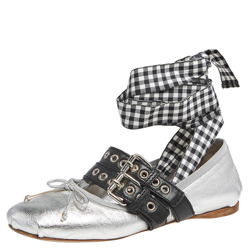 Pre Owned حذاء باليرينا فلات ميو ميو جلد أسود/فضي رباط علوي مقاس 37.5