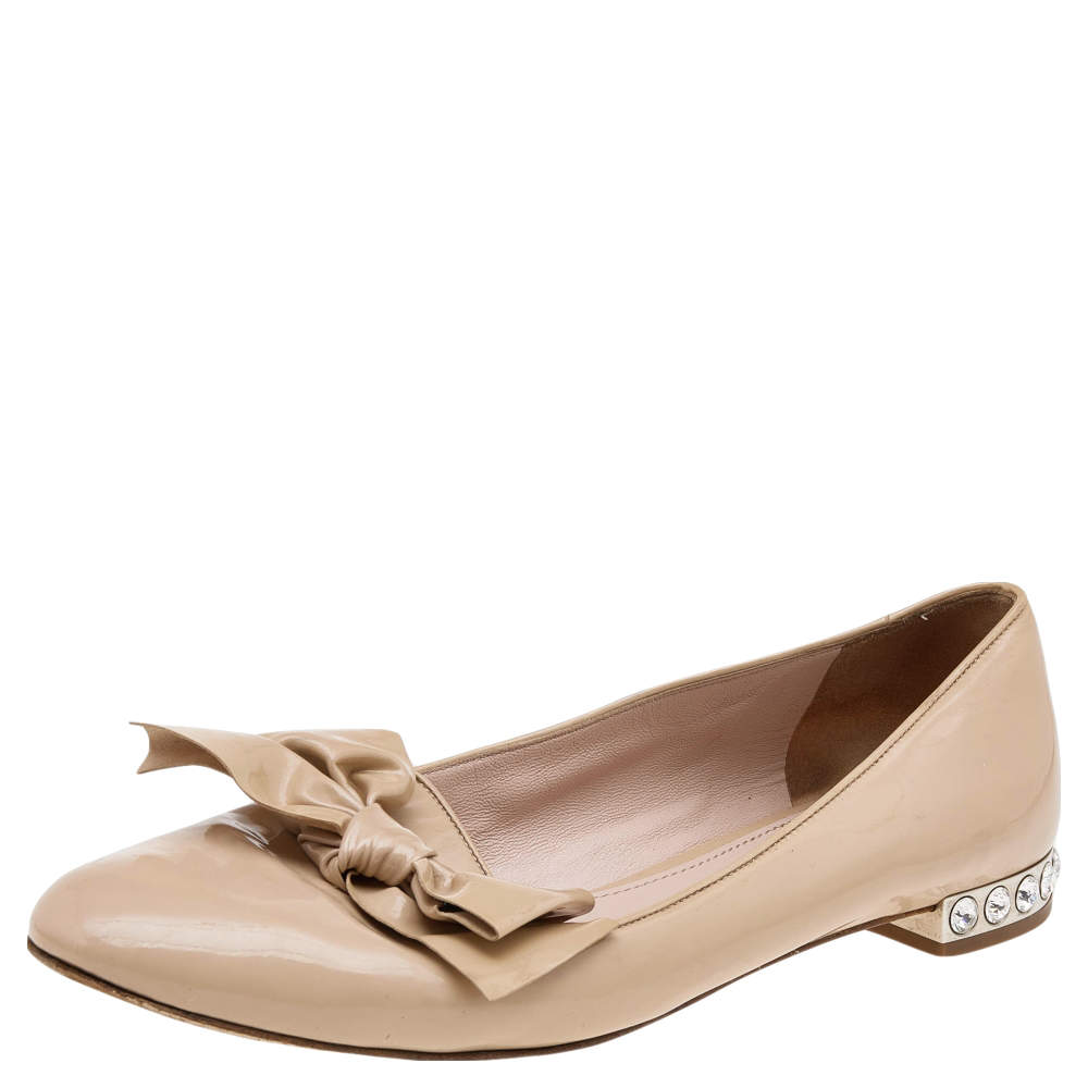 Pre Owned حذاء سموكينغ سليبرز ميو ميو جلد لامع بيج مزخرف كريستال مزين فيونكة مقاس 39