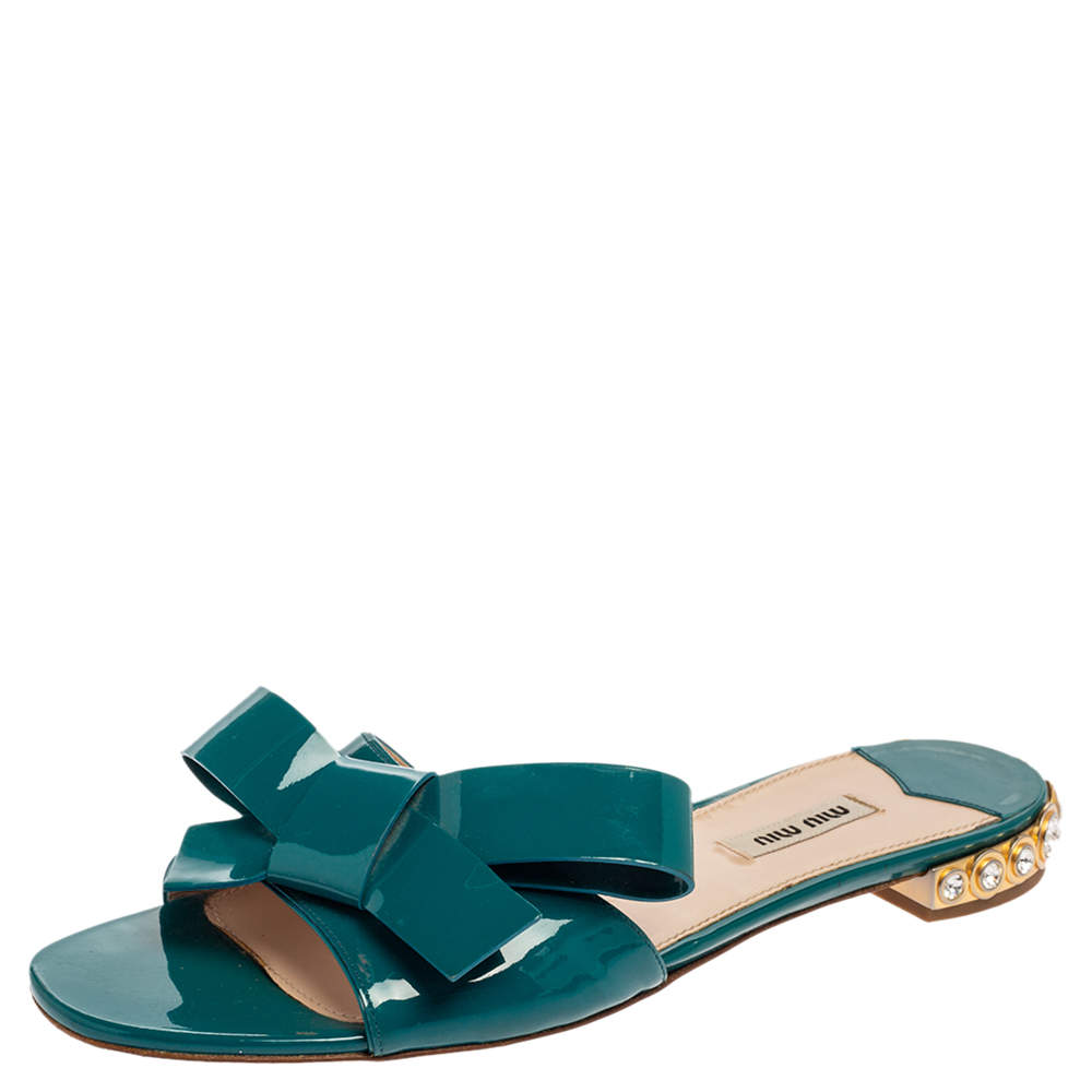 مملوكة مسبقًا صندل سلايد ميو ميو جلد أخضر لامع مزخرف فيونكة مقاس 41
