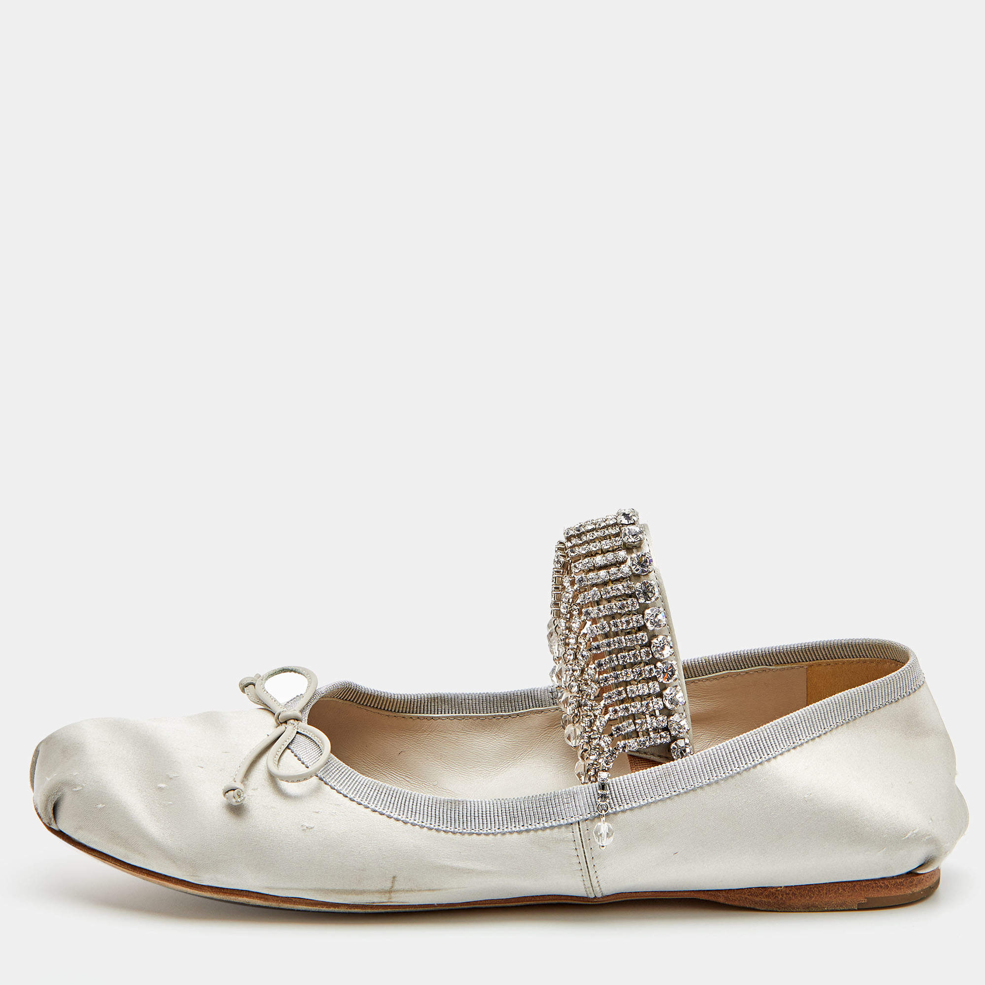 مملوكة مسبقًا حذاء باليرينا فلات ميو ميو ساتان رصاصي داكن سير مزخرف كريستال مقاس 40