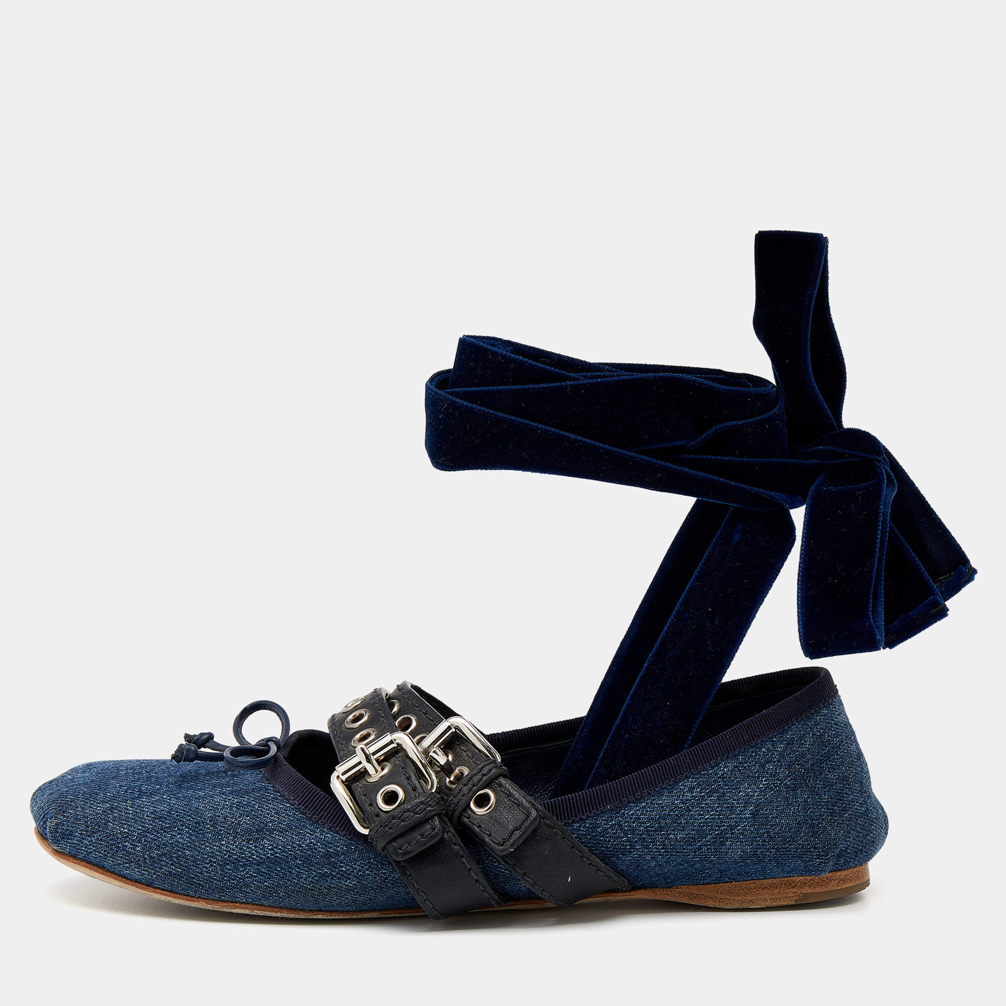 Pre Owned حذاء فلات باليه ميو ميو جلد ودنيم أزرق / أسود مزين بإبزيم مقاس 39.5