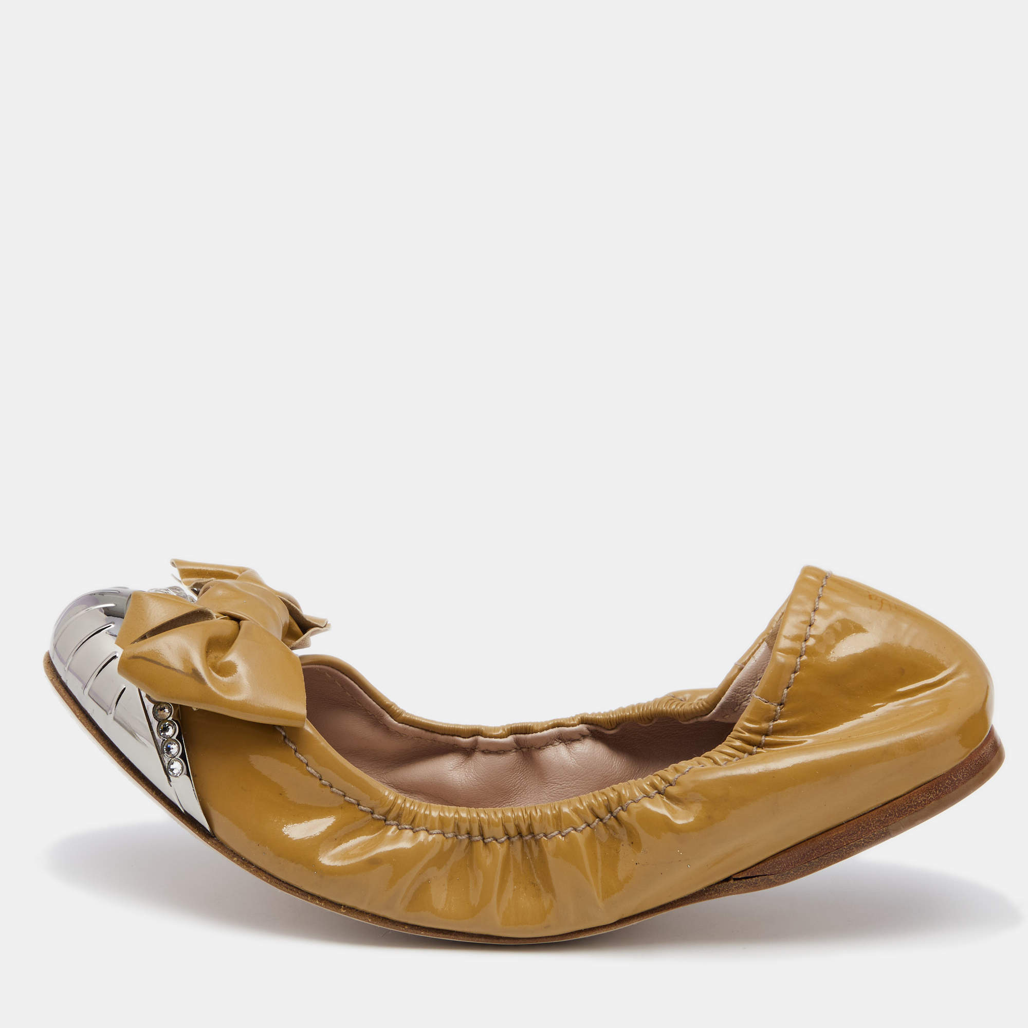 مملوكة مسبقًا Miu Miu Beige Patent Leather Crystal Bow Embellished Cap Toe Ballet Flats Size 41