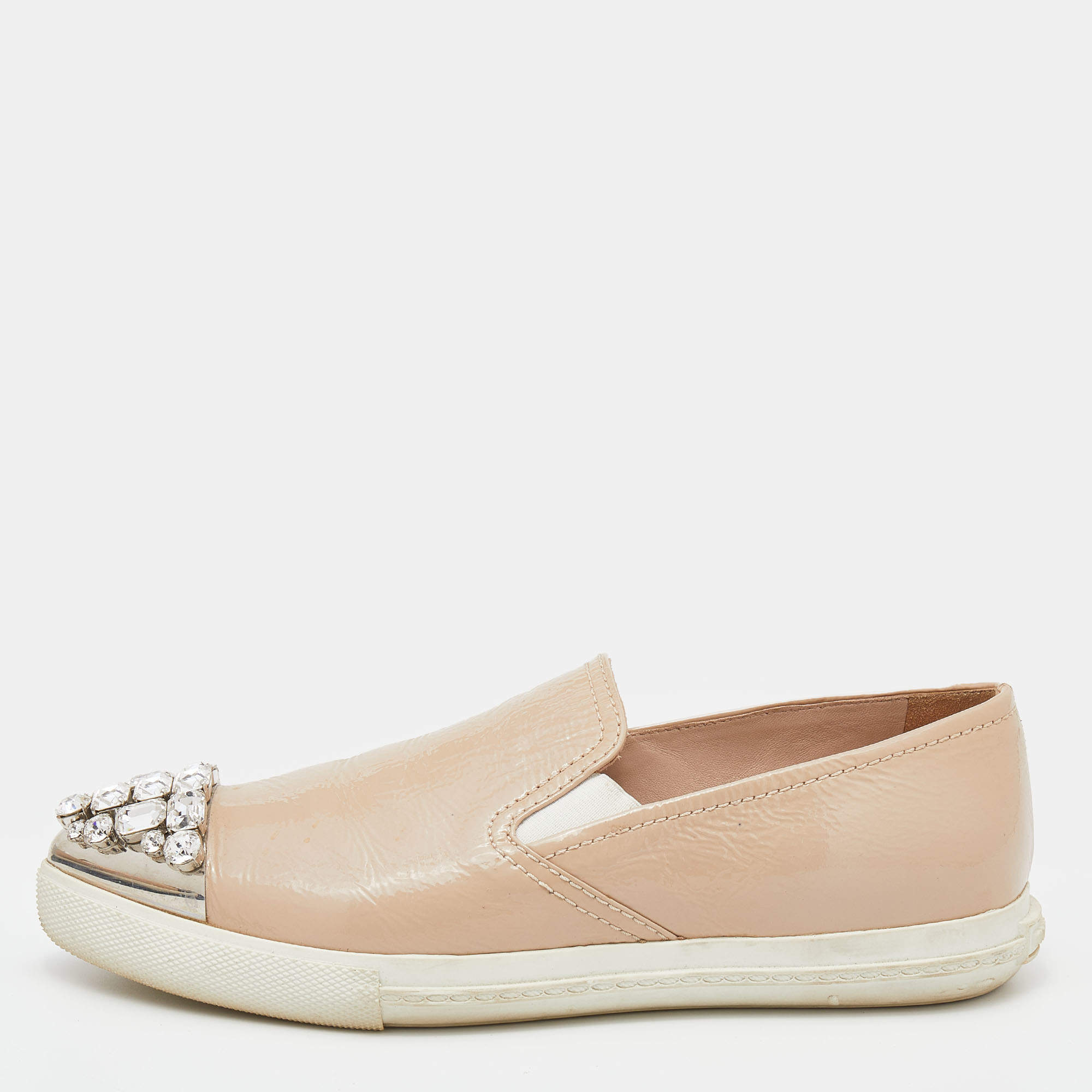 Pre Owned حذاء رياضي ميو ميو جلد لامع بيج غطاء مقدمة مزخرف كريستال سليب أون مقاس 36