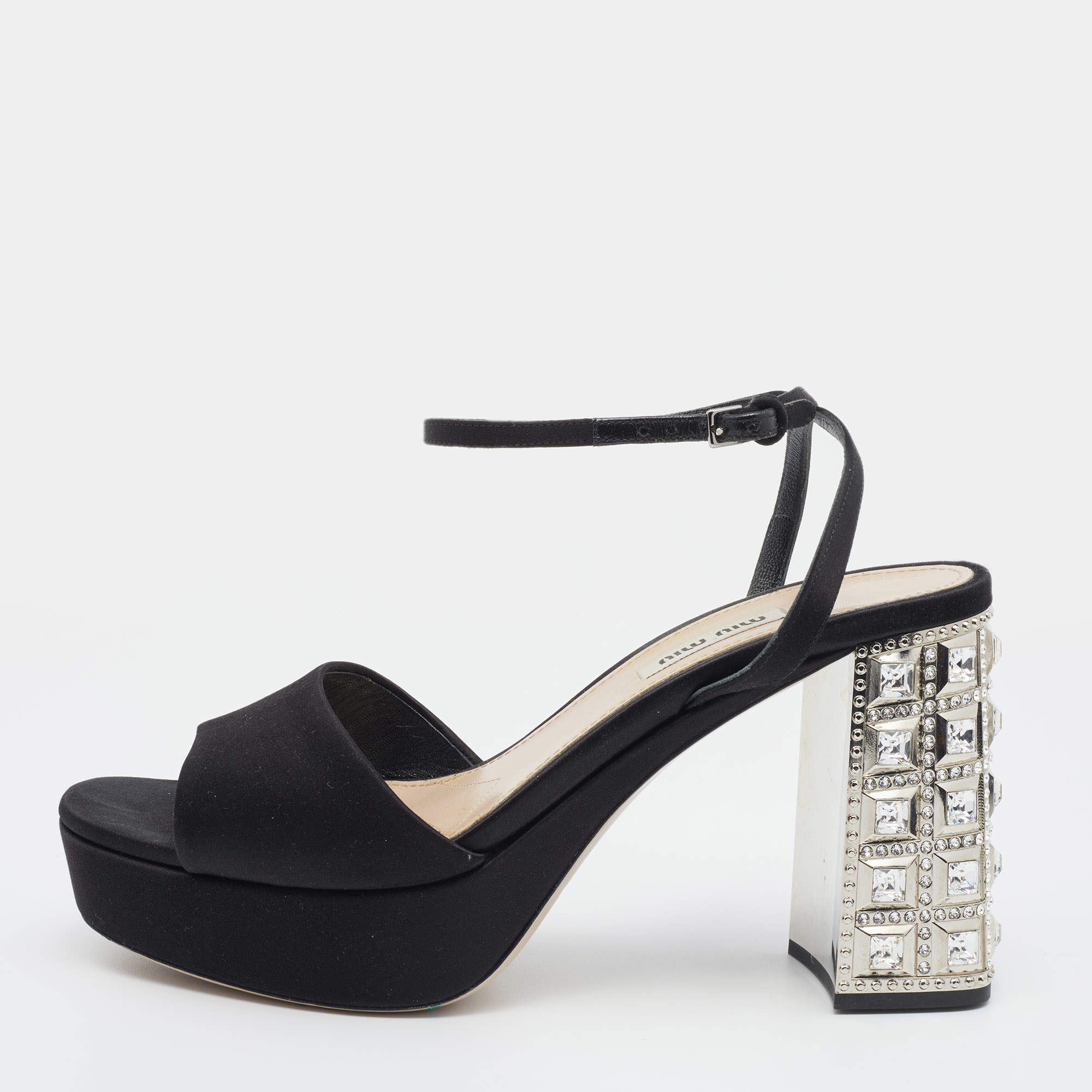 مملوكة مسبقًا صندل ميو ميو ساتان أسود مزخرف كريستال كعب مربع سميك سير كاحل مقاس 39