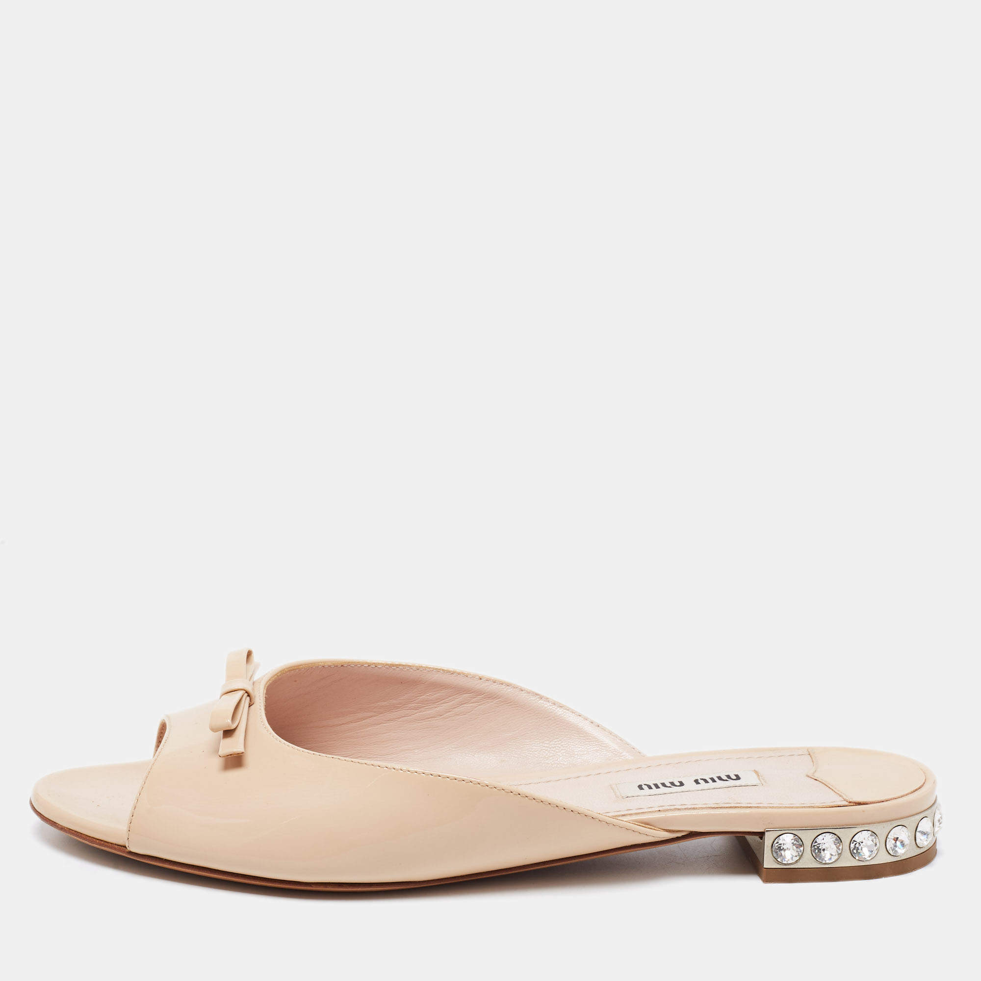 Pre Owned صندل سلايد فلات ميو ميو جلد لامع بيج مزين فيونكة كعب مزخرف كريستال مقاس 39