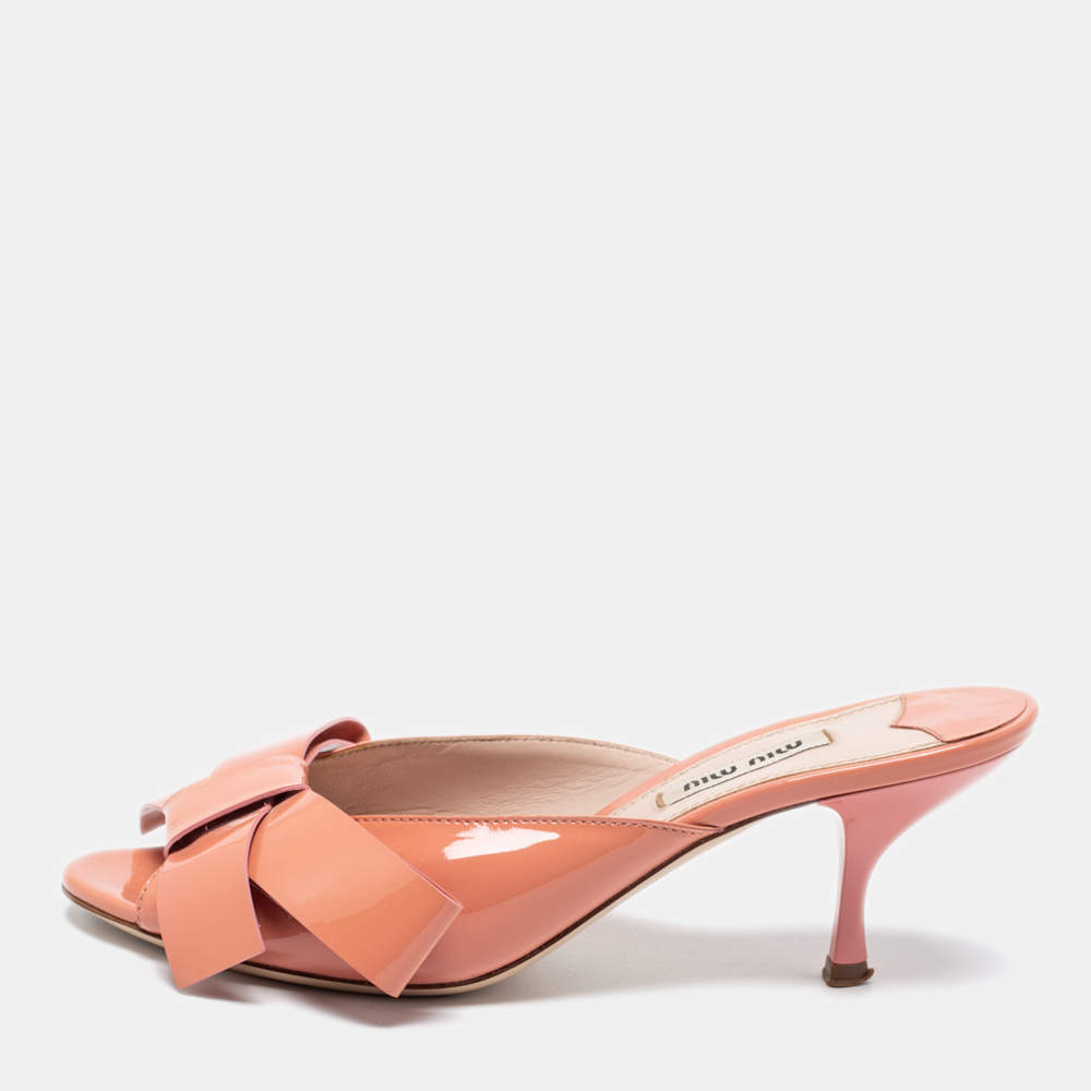 مملوكة مسبقًا Miu Miu Blush Pink Patent Leather Bow Mules Size 36.5