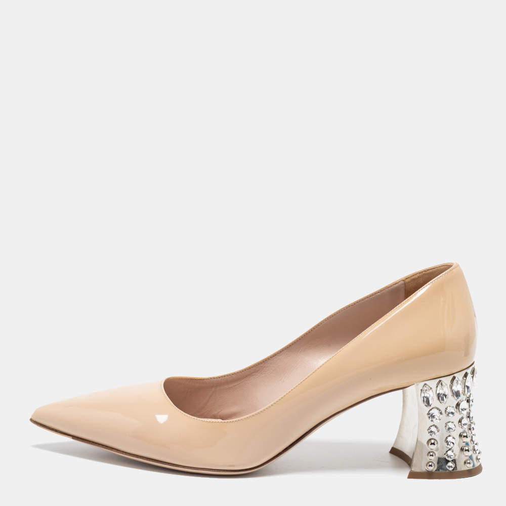 Pre Owned حذاء كعب عالي ميو ميو جلد لامع بيج كعب مزخرف كريستال مقاس 37.5