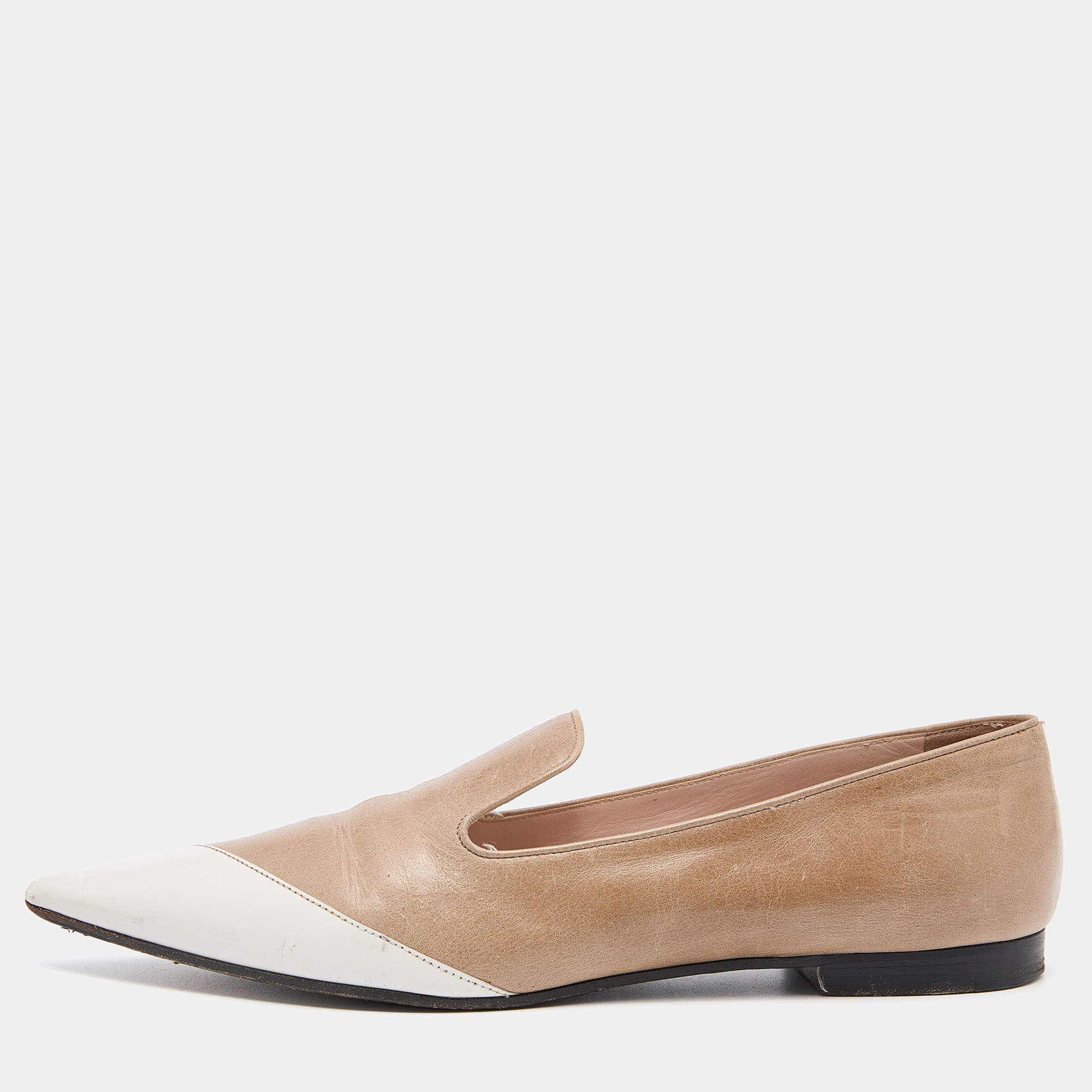 مملوكة مسبقًا Miu Miu Beige/White Leather Pointed Toe Slip On Loafers Size 40.5