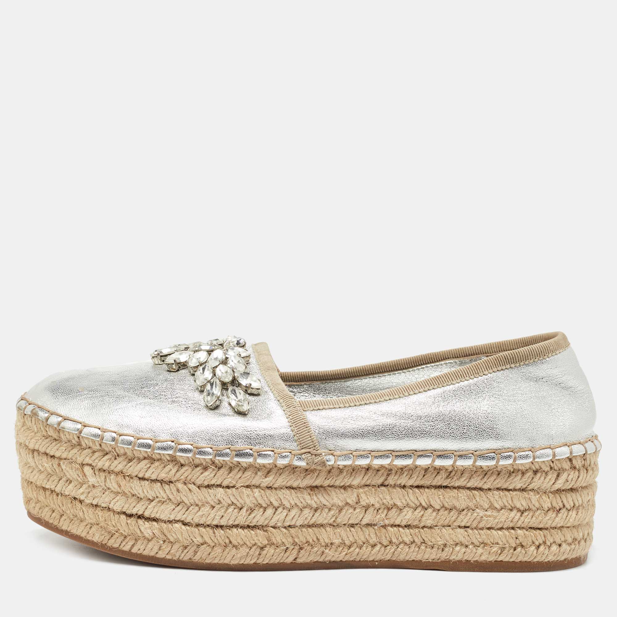 Pre Owned حذاء فلات ميو ميو مزخرف بكريستال و بنعل سميك إسبادريل جلد ذهبي ميتاليك مقاس 38