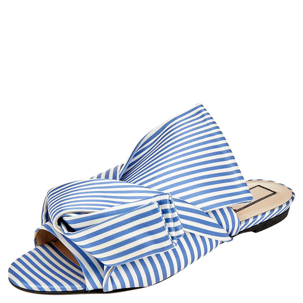 Pre Owned صندل سلايد أن21 عقدة ساتان أبيض/ أزرق مقاس 39