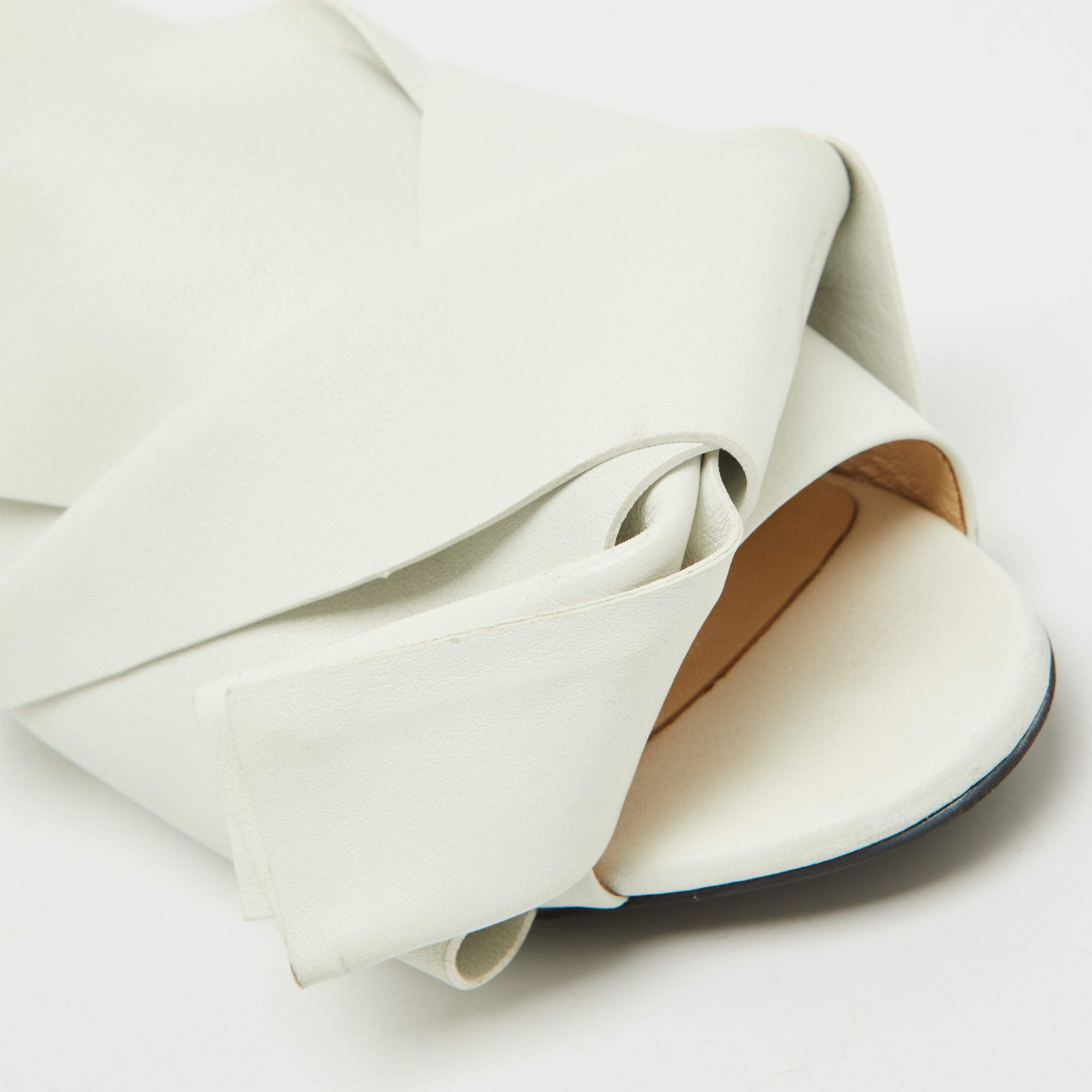 Pre Owned Nº21 White Leather Knot Flat Mules Size 39