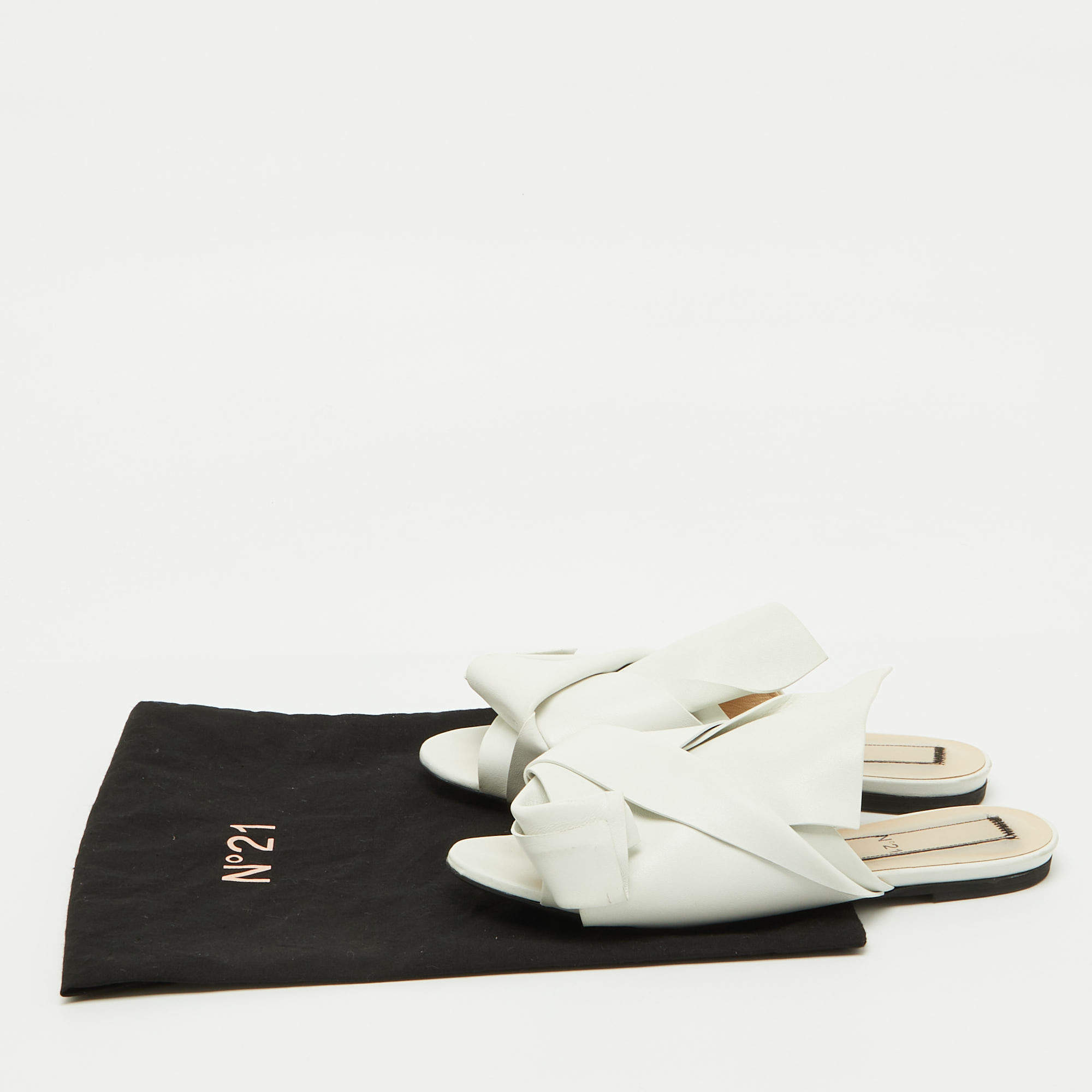 Pre Owned Nº21 White Leather Knot Flat Mules Size 39
