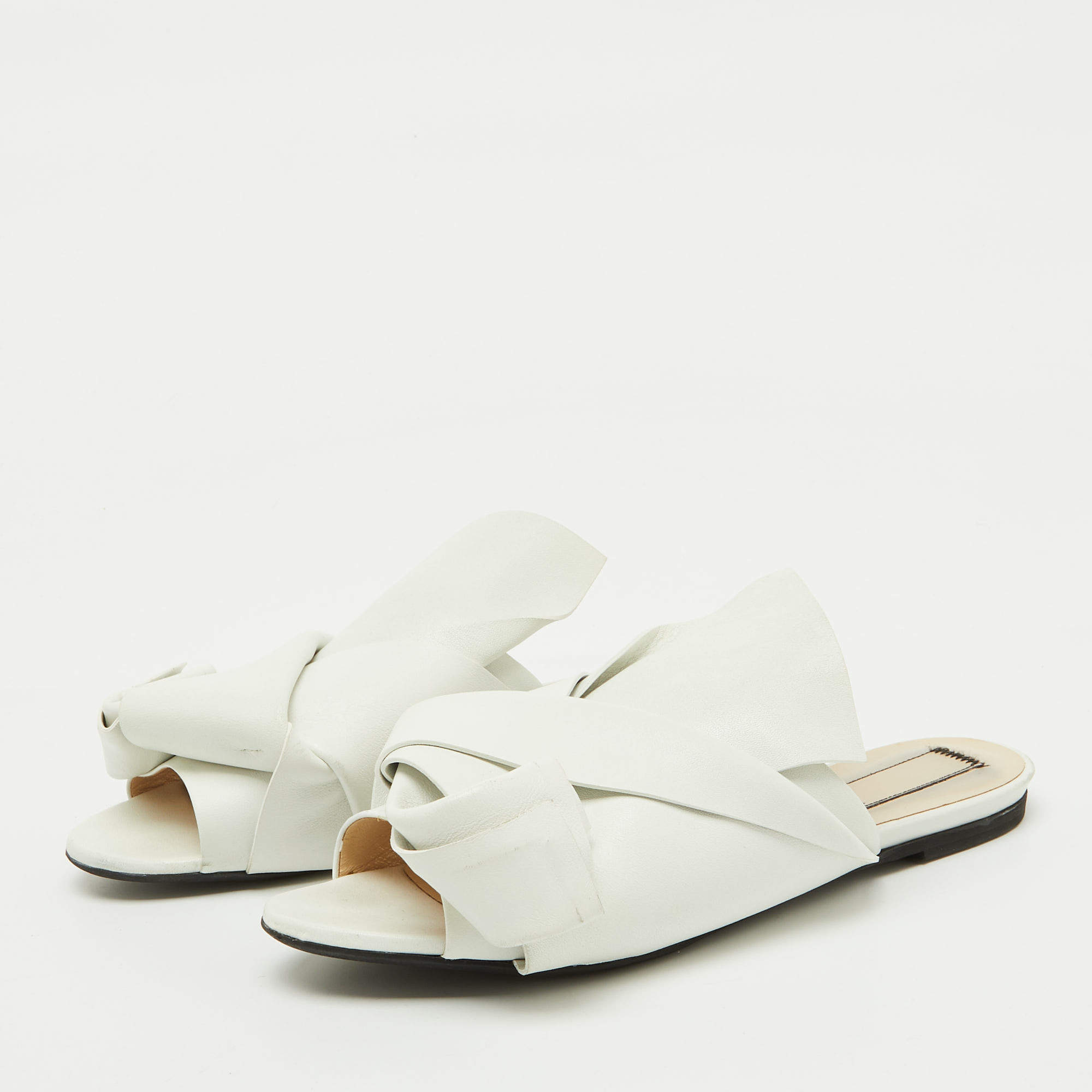 Pre Owned Nº21 White Leather Knot Flat Mules Size 39