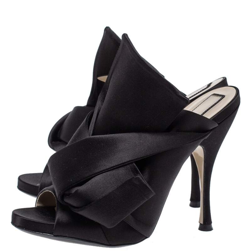 مملوكة مسبقًا N21 Black Satin Raso Knot Peep Toe Mules Size 39
