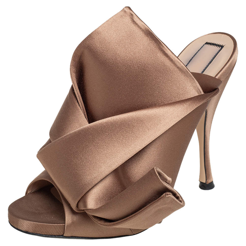 مملوكة مسبقًا Nº21 Beige Satin Raso Knot Peep Toe Mules Size 38