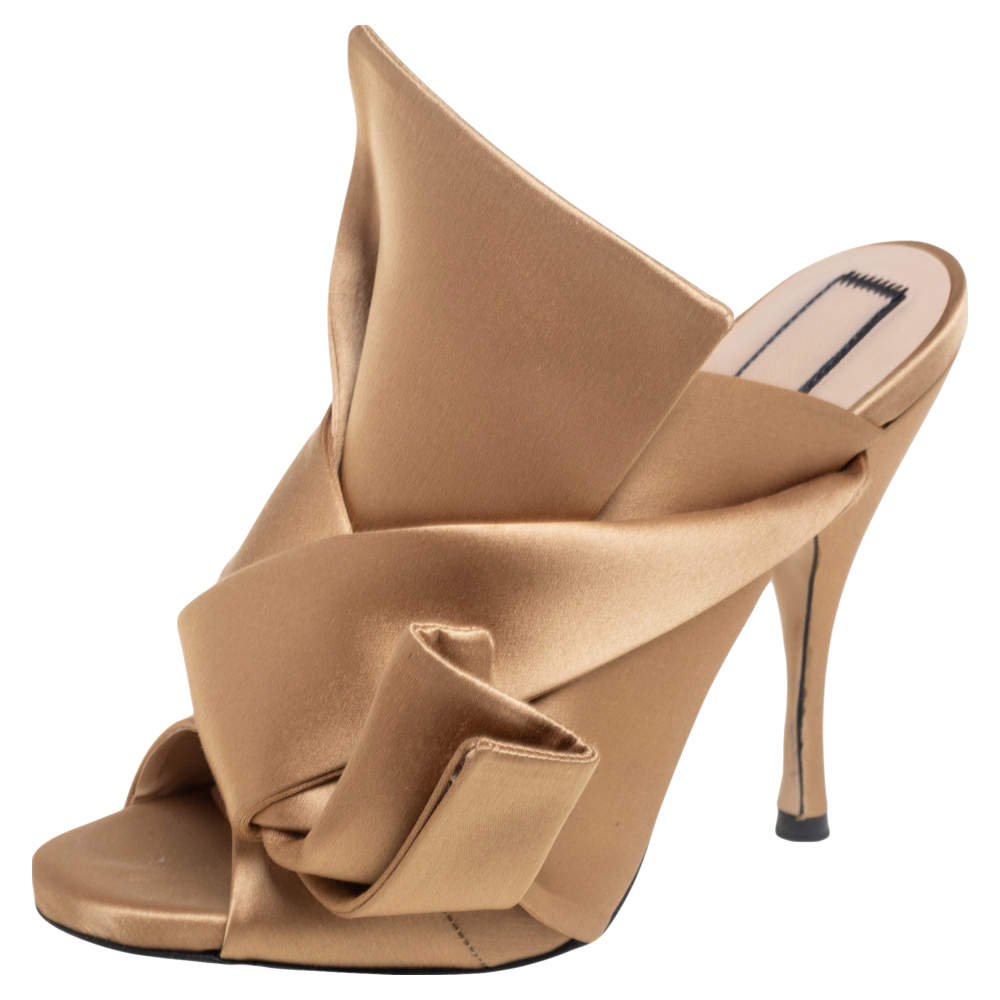 Pre Owned صندل سلايد إن21 راسو ساتان ذهبي مزين عقدة مقدمة مفتوحة مقاس 37
