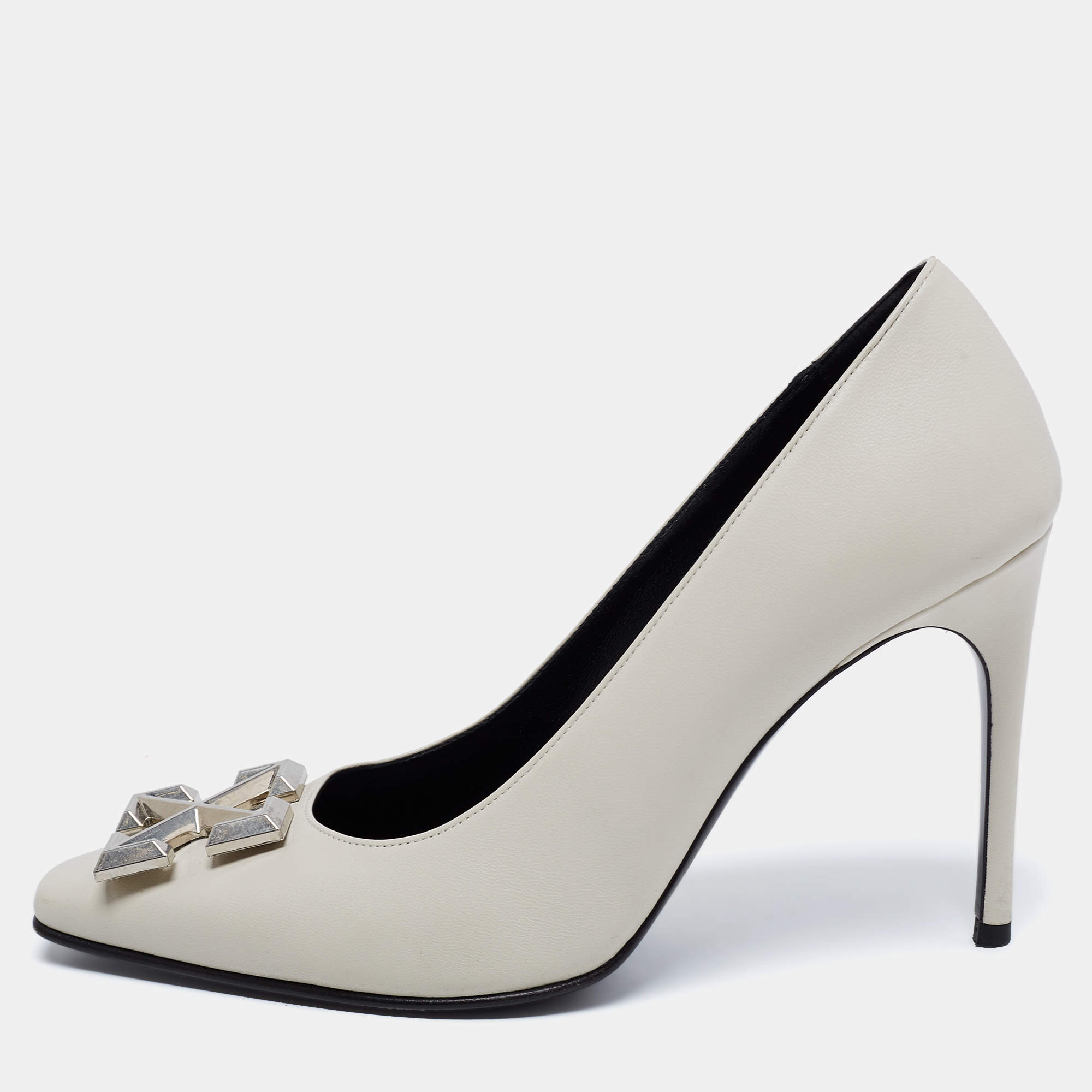 Pre Owned حذاء كعب عالي أوف وايت جلد رصاصي فاتح مزخرف بشكل سهم مقاس 40