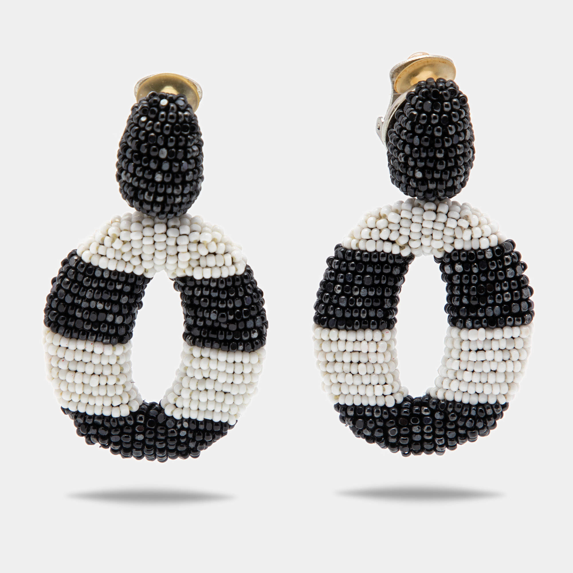 Pre Owned Oscar De La Renta Oscar O Black & White Beads Silver Tone Clip On Earrings