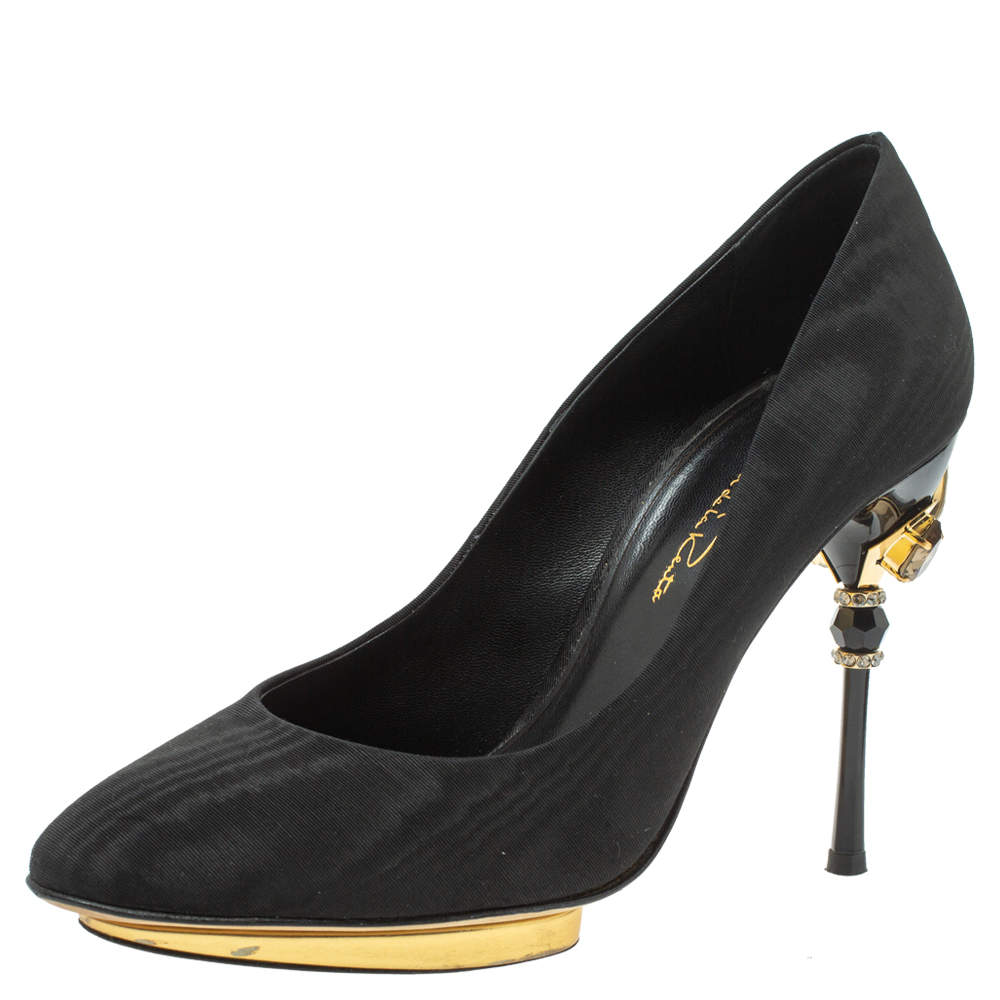 Pre Owned Oscar de la Renta Black Satin Colette Round Toe Pumps Size 38