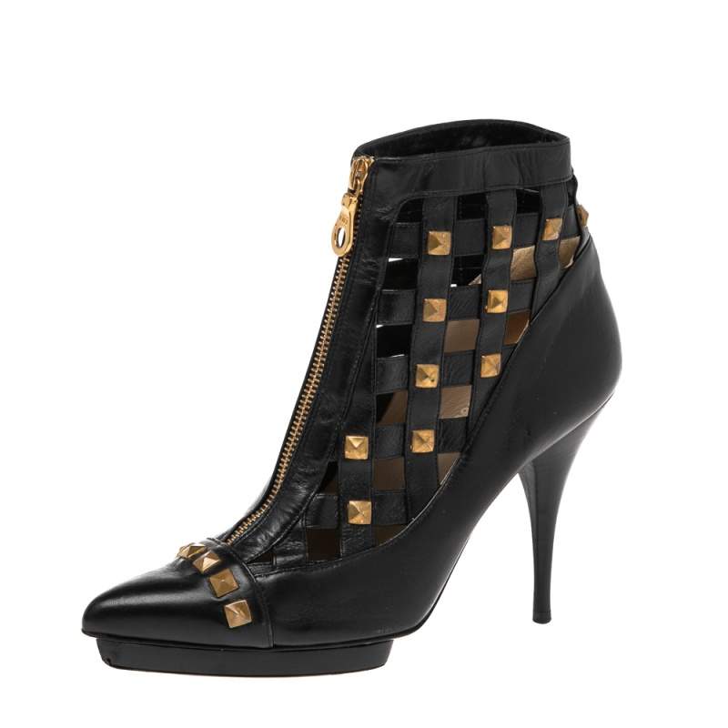 مملوكة مسبقًا Oscar de la Renta Black Laser Cut Leather Studded Booties Size 37