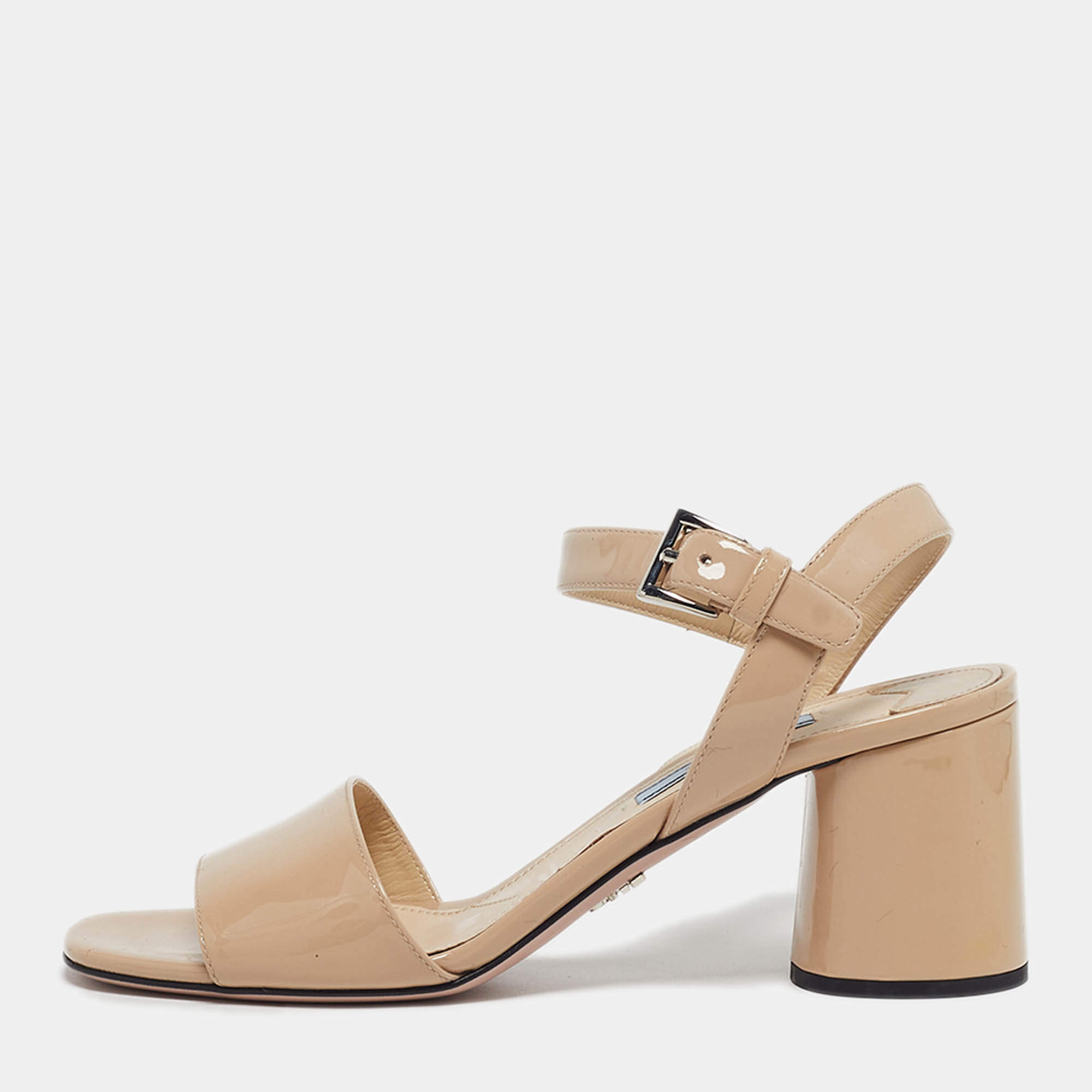 مملوكة مسبقًا صندل برادا جلد لامع بلون البيج مع كعب عريض وحزام كاحل مقاس 36