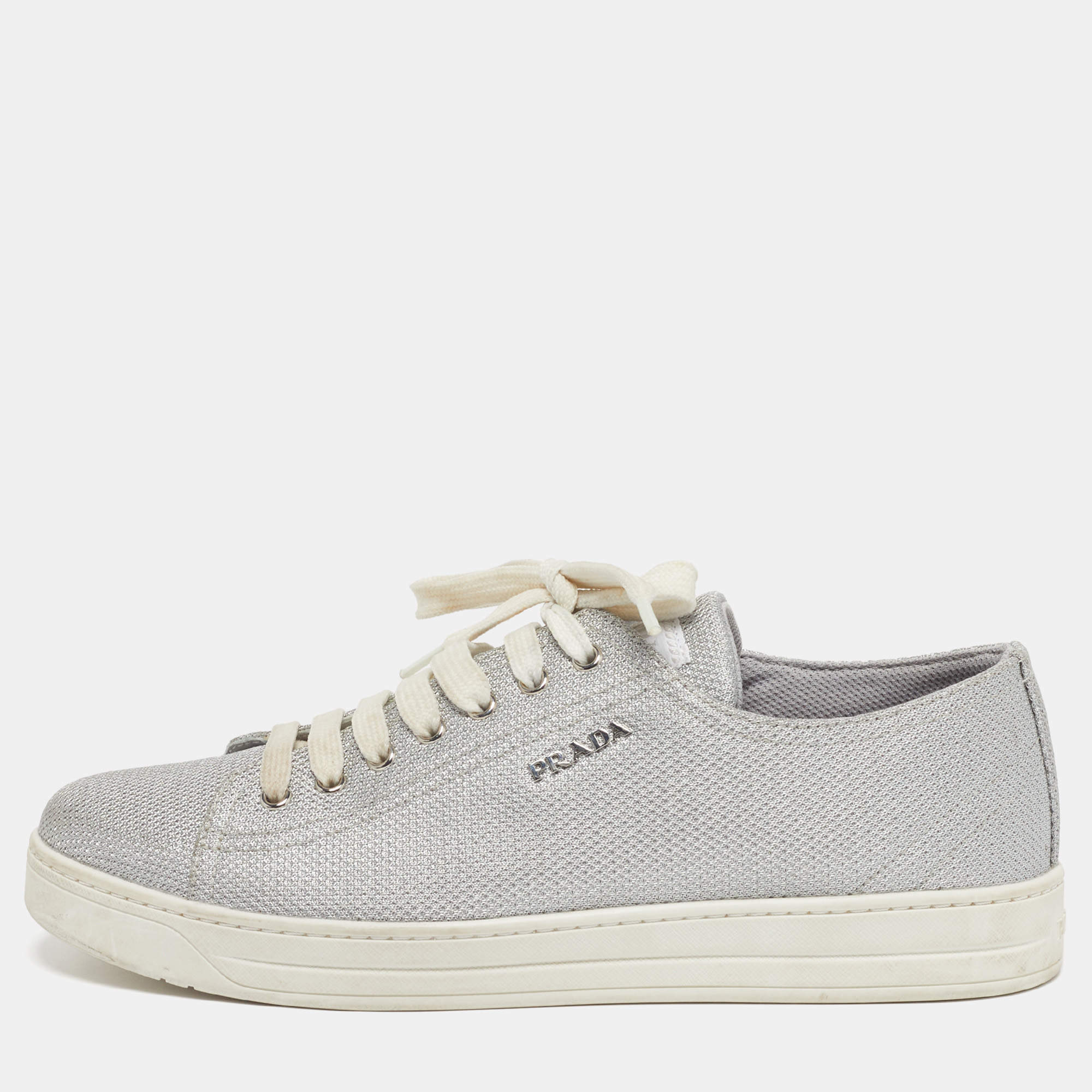 Pre Owned حذاء رياضي برادا سبورت قماش معدني فضي عنق منخفض مقاس 40.5