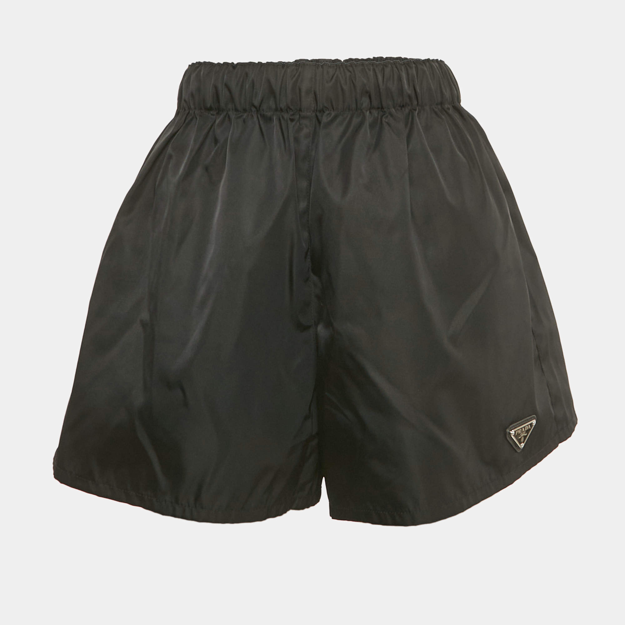 مملوكة مسبقًا Prada Black Triangle Enamel Logo Re-Nylon Shorts S