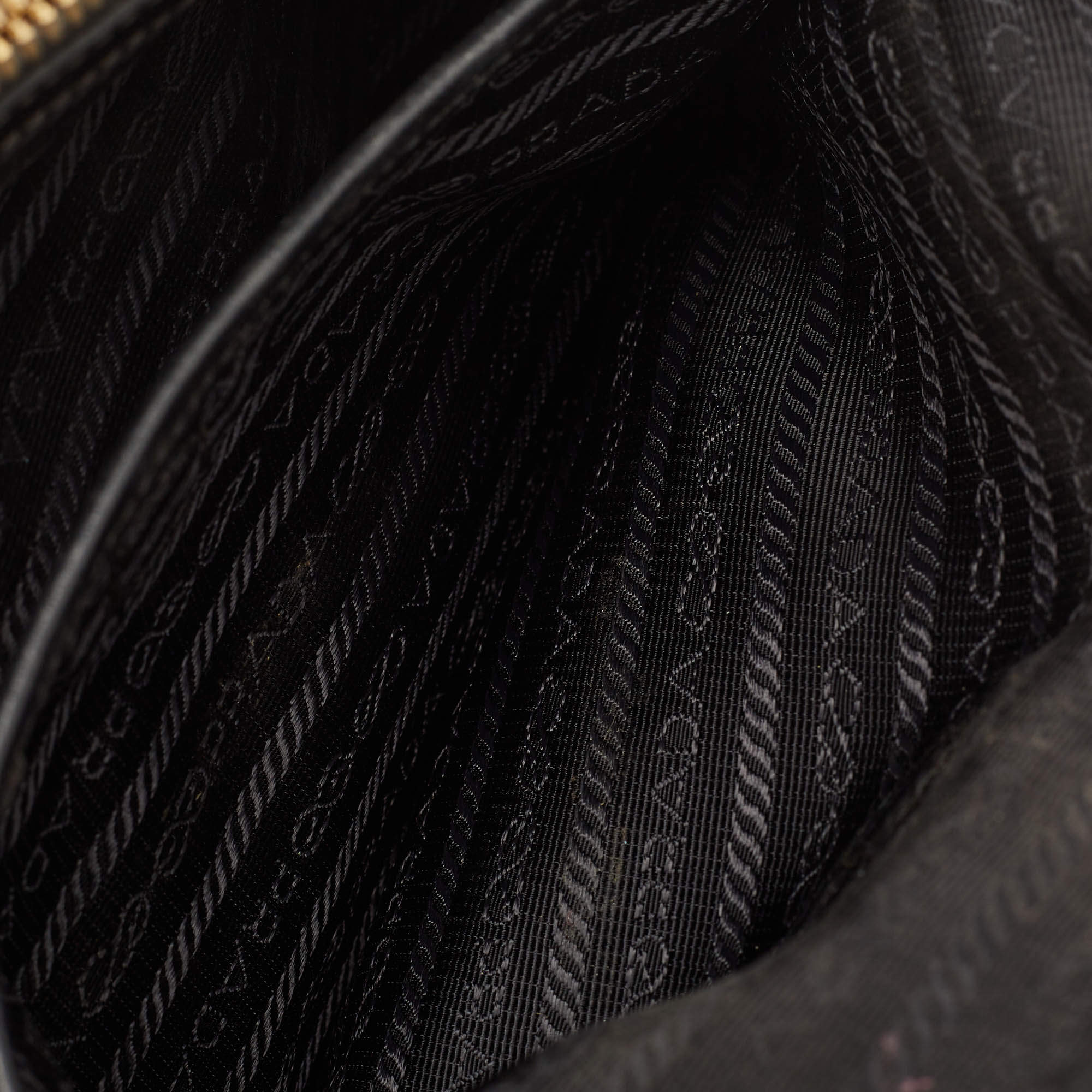 مملوكة مسبقًا Prada Black Nylon and Leather Top Handle Bag